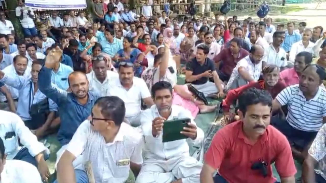 জানিব পৰা মতে টিউটৰসকলে প্ৰথমে ৰাজভৱনৰ সন্মুখত এই প্ৰতিবাদী কাৰ্যসূচী ৰূপায়ণ কৰাৰ কথা আছিল। কিন্তু প্ৰয়োজনীয় অনুমতি লাভ নকৰাৰ বাবে তেওঁলোকে লতাশিল খেলপথাৰত এই প্ৰতিবাদ সাব্যস্ত কৰে।