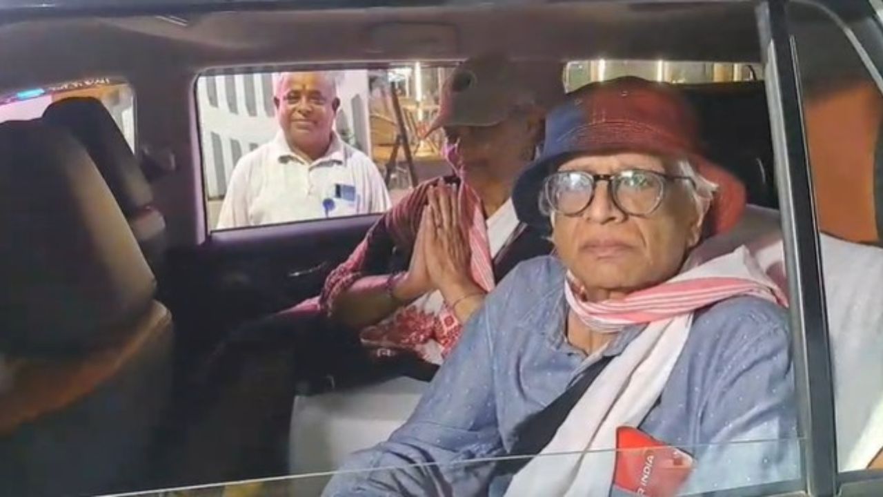 ইতিমধ্যে পিতৃৰ জন্ম শতবাৰ্ষিকী উদযাপনৰ বাবে অসমত উপস্থিত হৈছে ভূপেন হাজৰিকাৰ পুত্ৰ তেজ হাজৰিকা। পত্নী-পুত্ৰক লগত গুৱাহাটীৰ বৰঝাৰ বিমানবন্দৰত উপস্থিত তেজ হাজৰিকা।