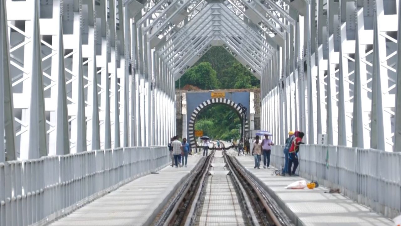 মিজোৰামৰ বুকুৰ পৰা ভাঁহি আহিব ৰে’লৰ উকি…ঝক্ ঝক্ শব্দ কৰি ছাইৰাং পাবগৈ ৰে’লগাড়ী