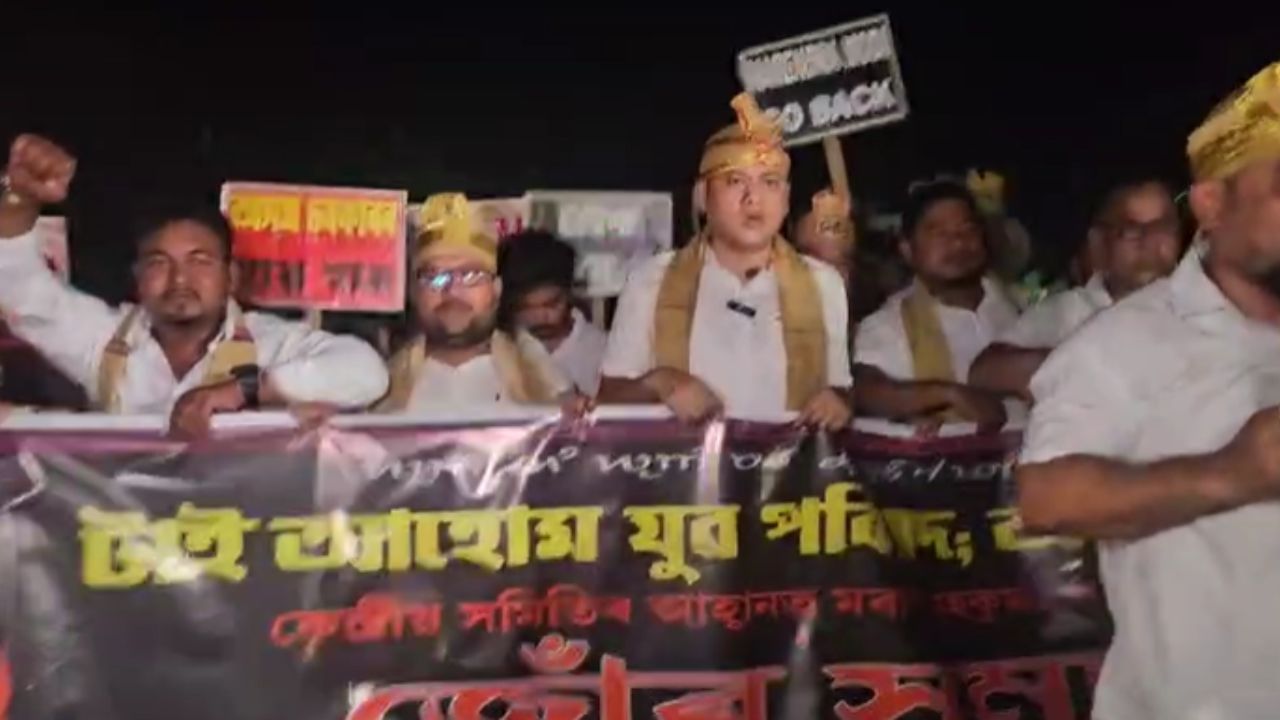 জনজাতিকৰণৰ দাবীত মৰাণত টাই আহোম যুৱ পৰিষদৰ জোঁৰ সমদল। শুকুৰবাৰে সন্ধিয়া সংগঠনটোৰ কেন্দ্ৰীয় সমিতিৰ আহ্বানত ৰূপায়ন কৰা হয় এই প্ৰতিবাদী কাৰ্যসূচী। টাইপাৰ মৰাণ মহকুমা সমীতিৰ উদ্যোগত উলিওৱা হয় জোঁৰ সমদল।