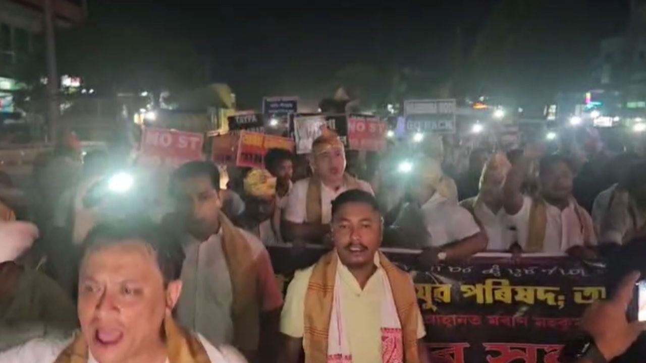 অভিযোগ অনুসৰি, যদিও সংগঠনটোৱে জোঁৰ সমদলৰ কাৰ্যসূচী গ্ৰহণ কৰিছিল তথাপি জোঁৰ জ্বলোৱাত বাধা দিয়ে আৰক্ষীয়ে। ফলত মোবাইলৰ ফ্লাছ লাইট জ্বলাই সমদল কৰি প্ৰতিবাদী কাৰ্যসূচী ৰূপায়ন কৰে সংগঠনটোৱে।