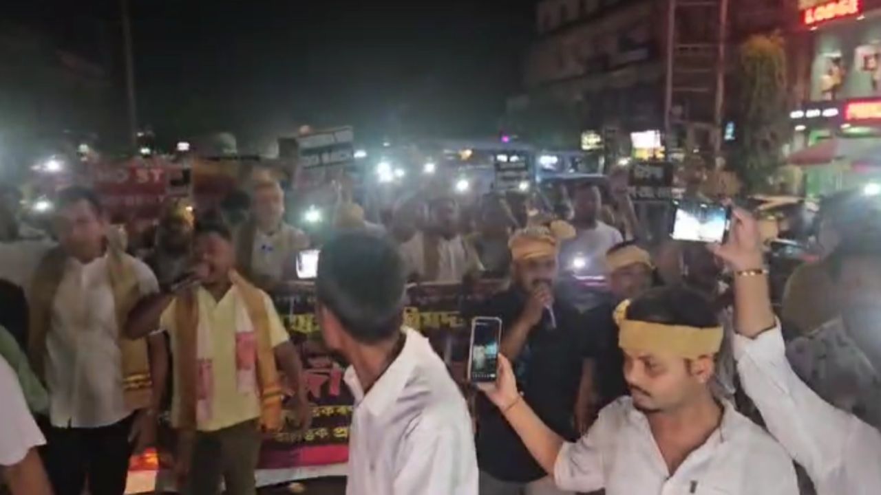 মৰাণৰ ৰাজপথত সমদল কৰা সময়ত "বিজেপি গ'বেক", "নৰেন্দ্ৰ মোডী গ' বে", "জনজাতিকৰণ কৰিব লাগিবই" আদি শ্লোগান দিয়ে টাইপা আৰু টাই আহোম জনগোষ্ঠীৰ প্ৰতিনিধিয়ে।