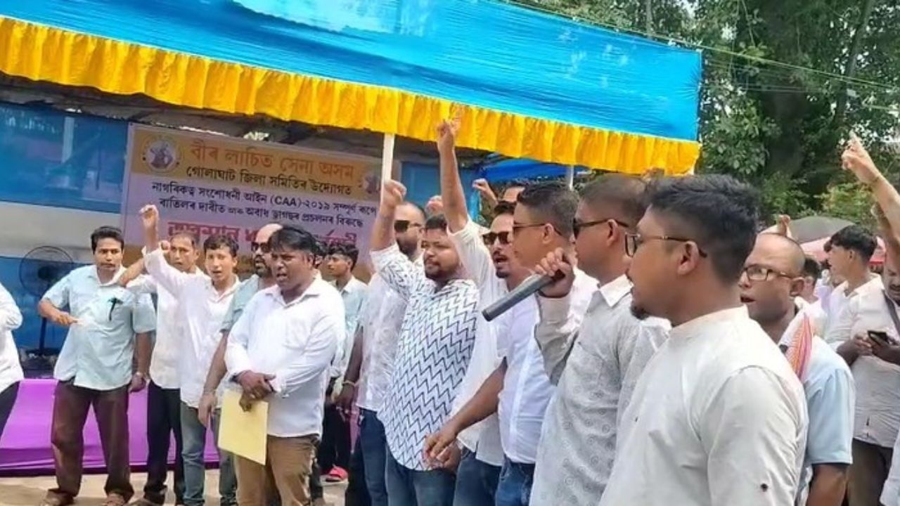 গোলাঘাটত ,বীৰ লাচিত সেনা অসম গোলাঘাট জিলা সমিতিৰ উদ্যোগত গোলাঘাট জিলা আয়ুক্তৰ কাৰ্যালয়ৰ সমীপত তিনিঘন্টীয়া অৱস্থান ধৰ্মঘট কাৰ্যসূচী ৰূপায়ন কৰা হয়। উপস্থিত থাকে সংগঠনটোৰ শতাধিক কৰ্মী।