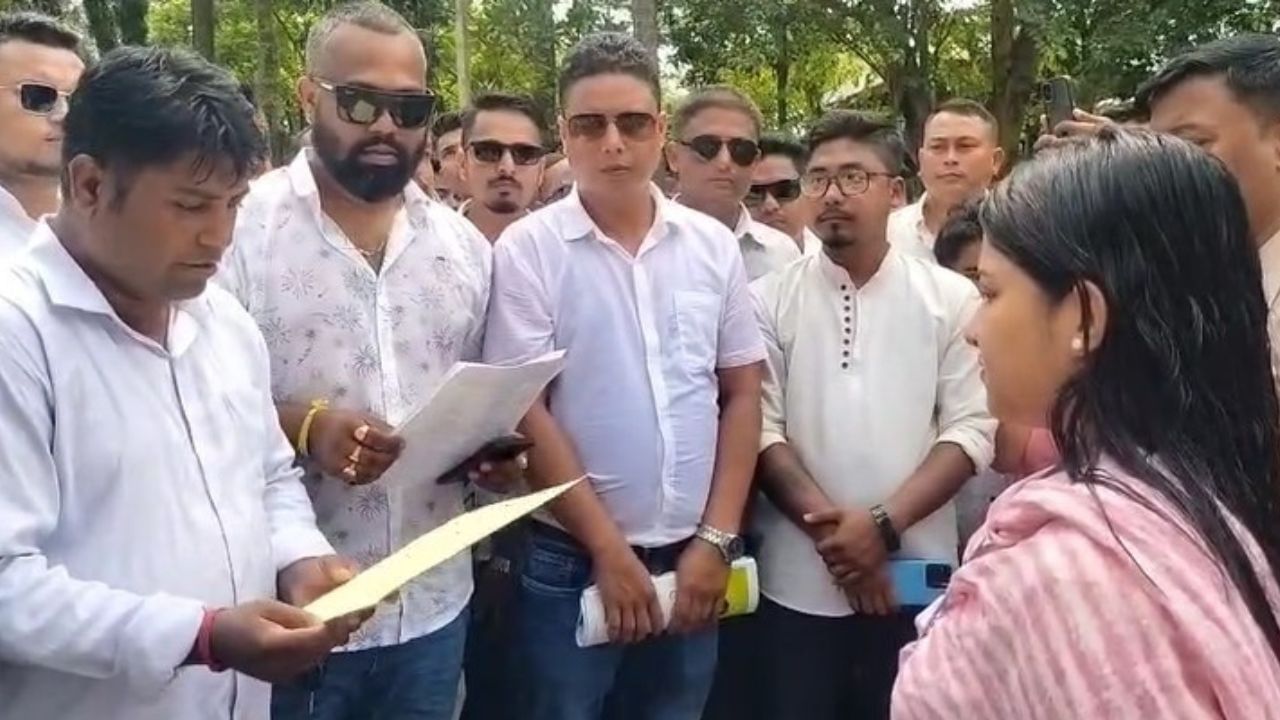বিজেপি চৰকাৰ হায় হায়,"কা" আমি নামোনো, "নাগৰিকত্ব সংশোধনী আইন"বাতিল কৰক, ড্ৰাগছ বিৰোধী বিভিন্ন শ্লোগানেৰে কপাঁই তোলে অৱস্থান ধৰ্মঘট স্থলী। ইয়াৰ উপৰিও জিলা আয়ুক্তৰ জৰিয়তে প্ৰধানমন্ত্ৰীলৈ প্ৰেৰণ কৰে কেইবাটাও দাবী সন্নিৱিষ্ট স্মাৰকপত্ৰ ।