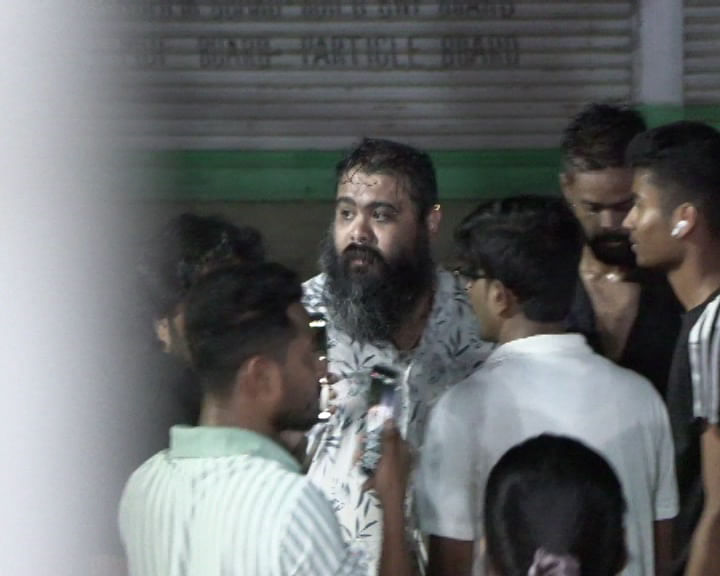 ধীৰেনপাৰাত সিদ্ধাৰ্থৰ ফ্লেটৰ সমুখত উত্তপ্ত পৰিস্থিতি। SITৰ বাহনত আক্ৰমণ একাংশৰ। উল্লেখ্য যে, শেখৰ গোস্বামীক গ্ৰেপ্তাৰ কৰা হোৱা নাই। কেৱল মাত্ৰ বেংকৰ নথি পত্ৰ আৰু এটা লেপটপ জব্দ কৰিছে।