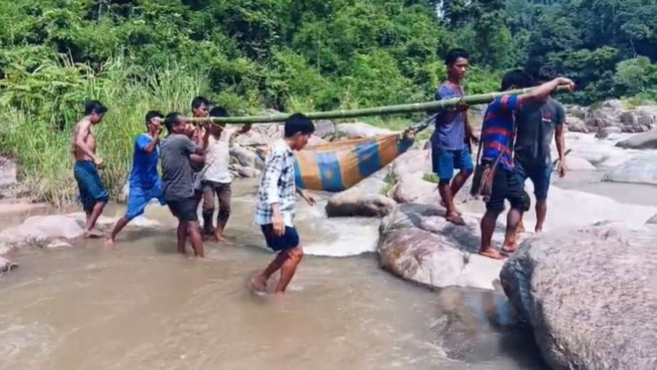 এই দৃশ্য অসমৰ পশ্চিম কাৰ্বি আংলং জিলাৰ খেৰণি অঞ্চলৰ। তুলিৰাম ৰংহাঙৰ নেতৃত্বত কাৰ্বি আংলং স্বায়ত্তশাসিত পৰিষদত উন্নয়নৰ ঢাক-ঢোল বজাই থকাৰ সময়তে আধুনিক মানৱ সভ্যতাক ভ্ৰুকুটি দেখুওৱা এই দৃশ্য পোহৰলৈ আহিছে।