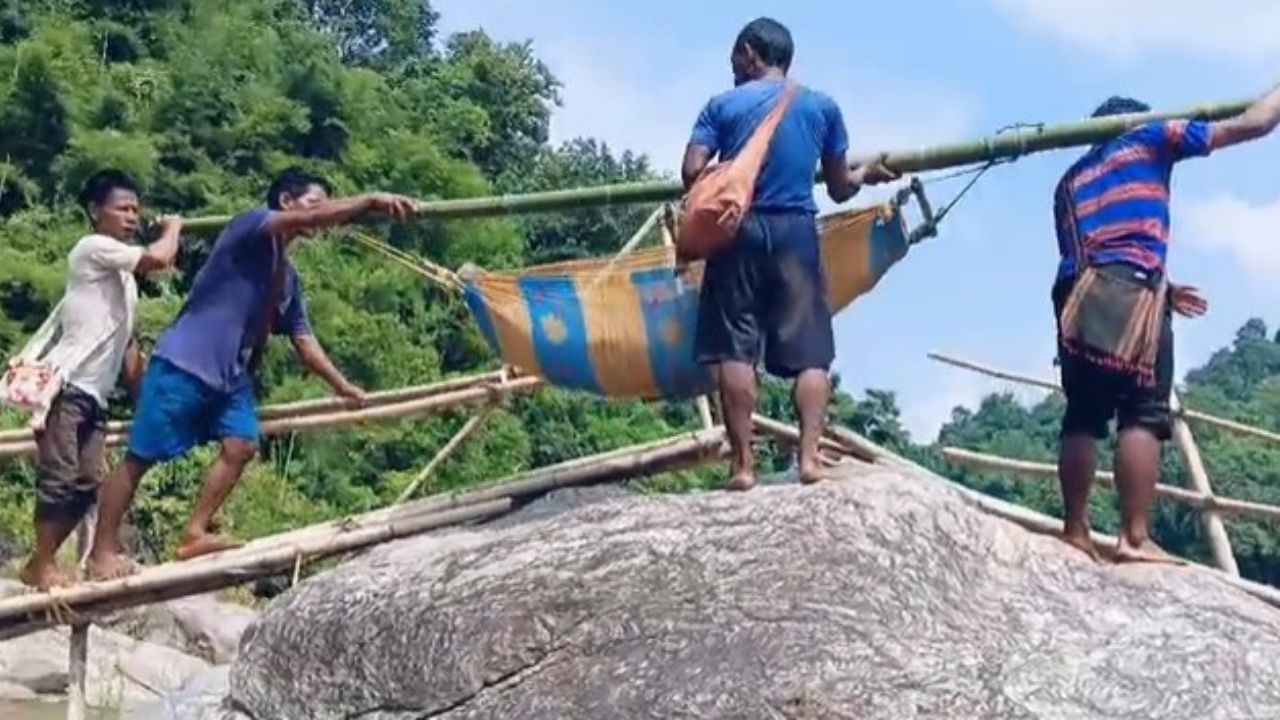 এই দৃশ্যই অলপ সময়ৰ বাবেও আপোনাৰ চিন্তা-চেতনাক জোকাৰি যাব। আচৰিত, যিখন ৰাজ্যৰ নেতাই ভাৰতৰ পাঁচখন উন্নত ৰাজ্যৰ তালিকাত অসমৰ নাম অন্তৰ্ভুক্ত কৰাৰ সপোন দেখিছে সেই ৰাজ্যতে এই অৱস্থা! বিকাশৰ ঢাক-ঢোল বজালেও যে, সাধাৰণ ৰাইজে চিকিৎসা সেৱাৰ বাবে হাহাকাৰ কৰিবলগীয়া হৈছে, সেই কথা এই দৃশ্যই প্ৰমাণ কৰে।