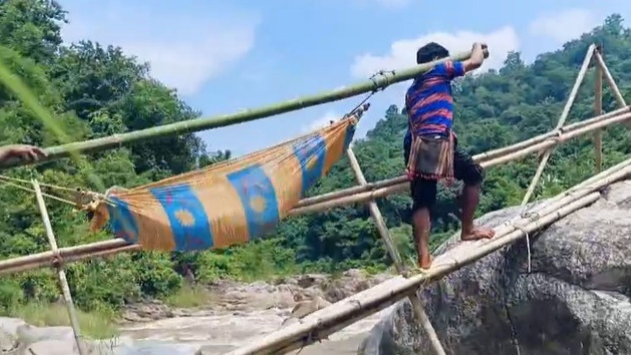 উন্নয়নৰ শ্লোগান আওৰাই থকা সময়তে কাৰ্বি আংলং পৰিষদীয় এলেকাত দেখিবলৈ পোৱা গৈছে এই ধৰণৰ উন্নয়নৰ ফোপোলা স্বৰূপ। এই দৃশ্য ৯ নং আমৰেং পৰিষদীয় সমষ্টিৰ অন্তৰ্গত ৰংমানপি গাঁৱৰ।