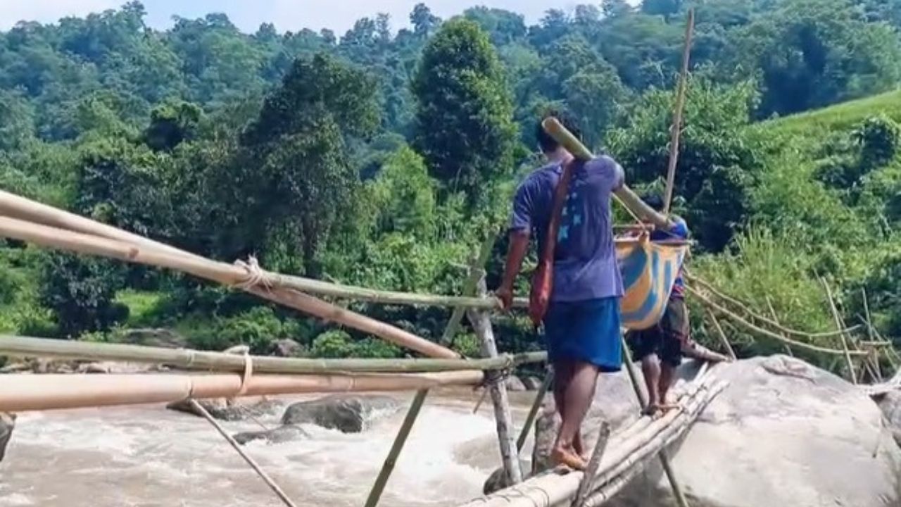 স্বাধীনতা ৭৫ বছৰৰ পাছতো স্বাস্থ্য সেৱাৰ পৰা বঞ্চিত সাধাৰণ লোক। ঠেলা বা চাইকেল নহয়, কাপোৰ আৰু বাঁহৰ সহায়ত কান্ধত ভাৰ বৈ ৰোগীক নিবলগীয়া হৈছে চিকিৎসালয়লৈ। এই পৰিস্থিতি সৃষ্টি হৈছে কাৰ্বি আংলং জিলাৰ পৰিষদীয় এলেকাত।