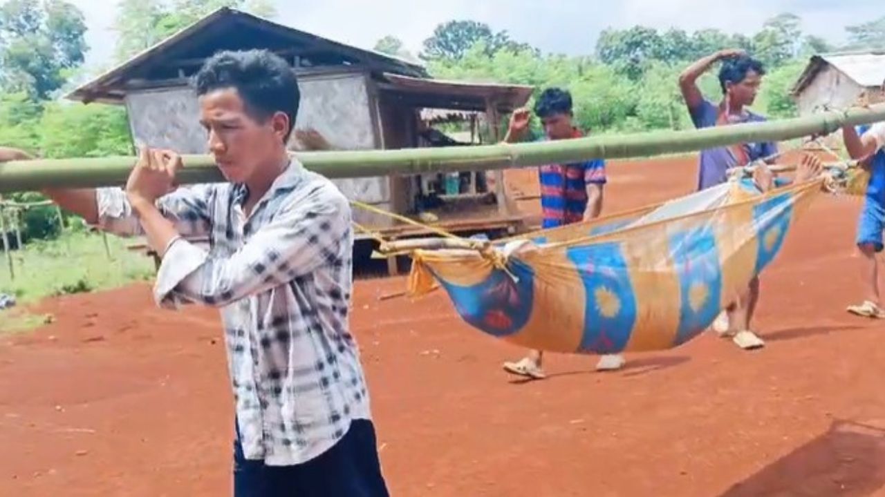 স্থানীয় লোকৰ অভিযোগ অনুসৰি অঞ্চলটোত নাই যাতায়তৰ বাবে সুচল পথ, নাই দলং। বাঁহৰ সাঁকোৰে এইদৰে কান্ধ ভাৰ বৈ ৰোগীক নিবলগীয়া হৈছে চিকিৎসালয়লৈ। এইদৰে ৰোগী জেৰিকিংডিং চিকিৎসালয়লৈ নিয়াৰ দৃশ্যই উদঙাই দিছে উন্নয়নৰ প্ৰকৃত স্বৰূপ। গতিকে স্থানীয় লোকে স্বাস্থ্য সেৱাৰ লগতে অঞ্চলটোৰ উন্নয়নৰ বাবে সকলো ব্যৱস্থা গ্ৰহণ কৰিবলৈ চৰকাৰৰ ওচৰত দাবী জনাইছে।