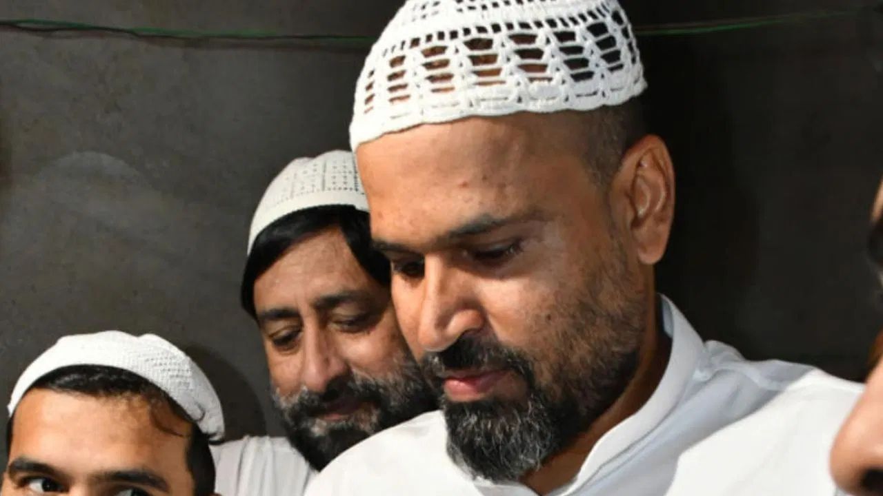 Yusuf Pathan: বুলডজাৰেৰে ভাঙি পেলোৱা হ’ব, ইউছুফৰ পৰা মাটি উদ্ধাৰ কৰিবলৈ পৌৰসভাক নিৰ্দেশ উচ্চ ন্যায়ালয়ৰ