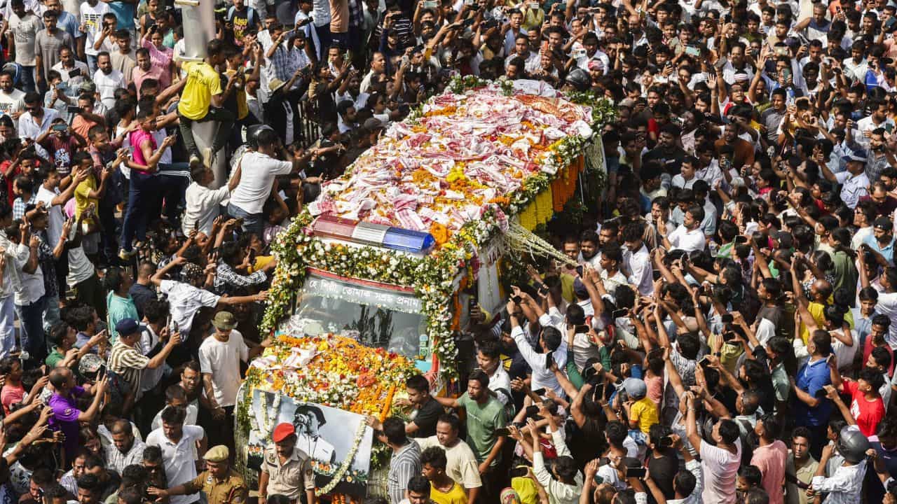 ৰাজহুৱা শ্ৰদ্ধাঞ্জলিৰ বাবে সৰুসজাইত কিমান দিন ৰখা হব জুবিনৰ নশ্বৰদেহ ?