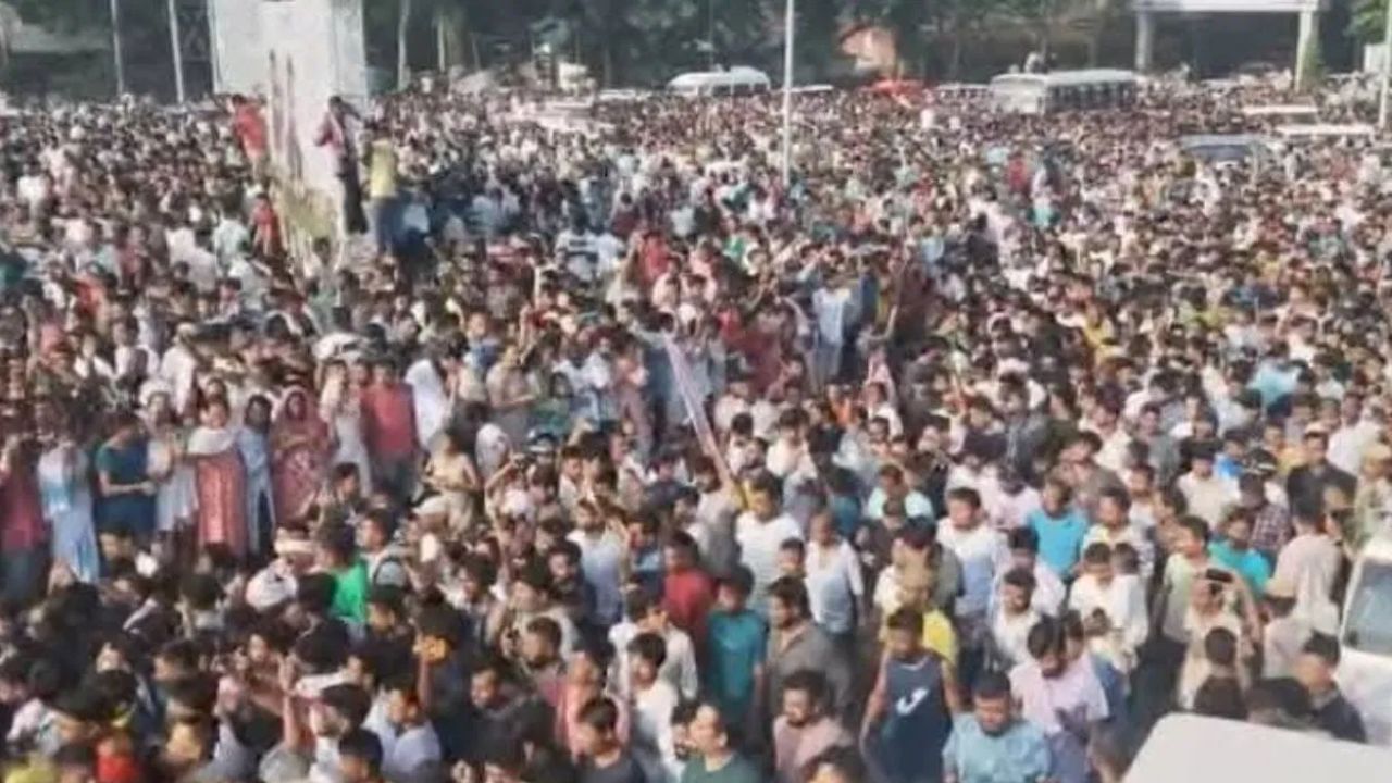ছিংগাপুৰত জুবিন গাৰ্গৰ মৃত্যু হোৱাৰ খবৰ লাভ কৰাৰ লগে লগে শোকত ভাগি পৰিছিল সমগ্ৰ ৰাজ্য। স্বতঃস্ফুৰ্তভাৱে পথলৈ ওলাই আহিছিল প্ৰতিজন লোক। বন্ধ হৈ পৰিছিল দৈনন্দিন জনজীৱন। মহানগৰীলৈ বৈছিল জনতাৰ লানি নিছিগা সোঁত।