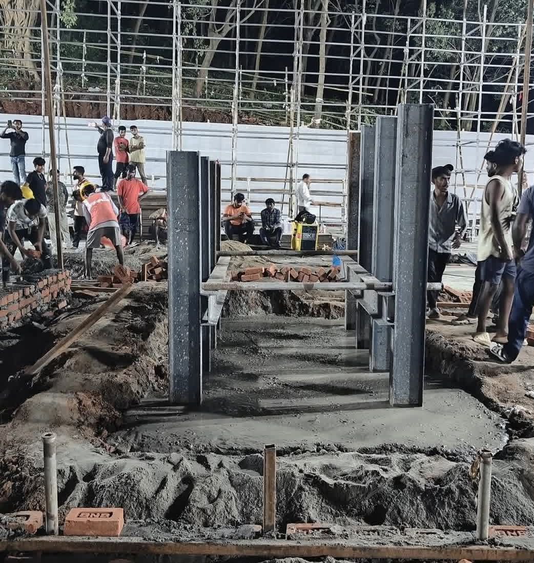 ৰাষ্ট্ৰীয় মৰ্যাদাৰে শেষকৃত্য কৰা হ'ব জুবিন গাৰ্গৰ। শেষকৃত্যৰ স্থানত একেলগে প্ৰায় ৬ হাজাৰ মানুহ সমবেত হ'ব পাৰিব। ইতিমধ্যে সকলো ব্যৱস্থা সাজু কৰি তুলিছে চৰকাৰ তথা প্ৰশাসনে।