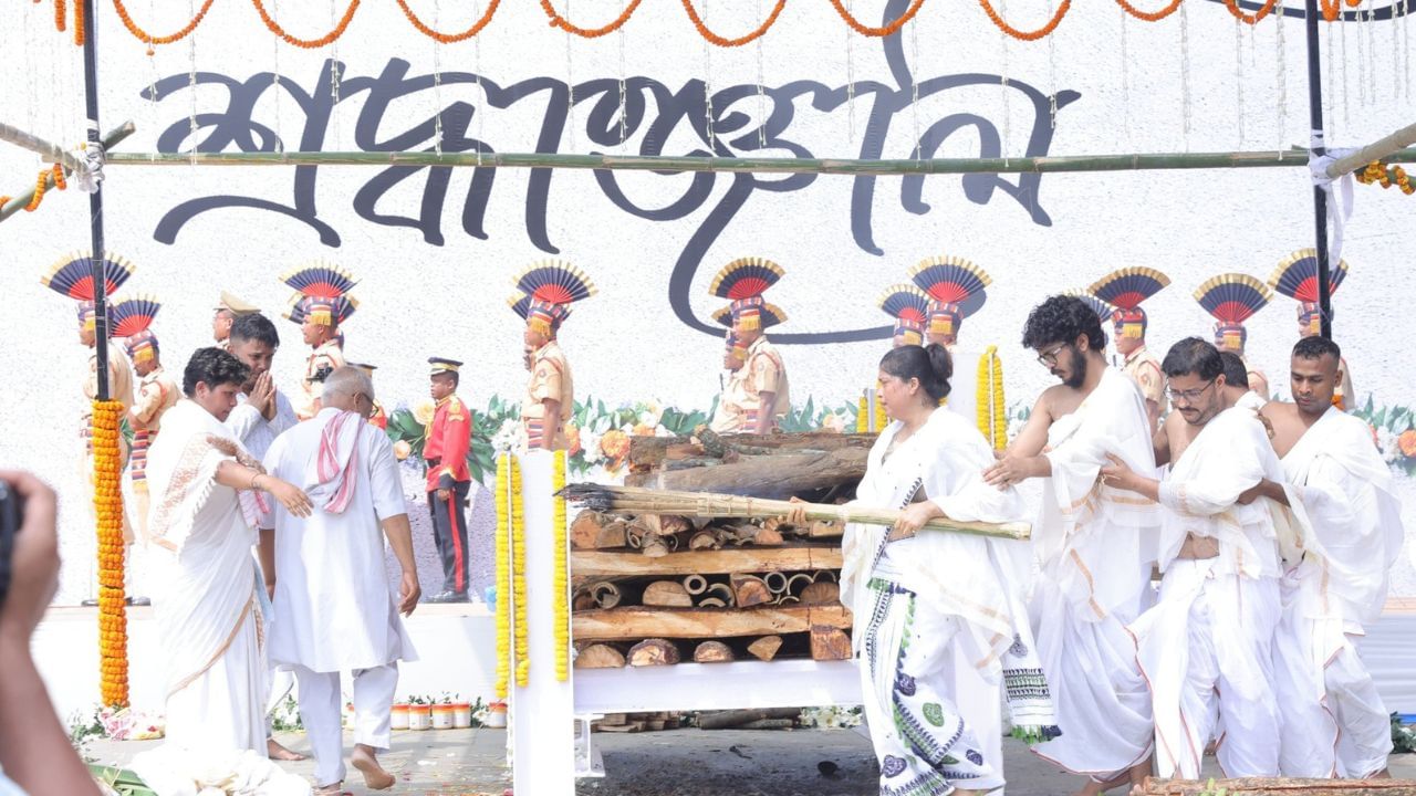 নিজে ৰোপন কৰা চন্দন গছৰ কাঠৰ টুকুৰাৰ উত্তাপতেই বিলীন হৈ গুচি গ'ল মহান জুবিন। ২০১৭ চনত নিজৰ জন্মদিনত কলাক্ষেত্ৰত নিজেই ৰোপন কৰিছিল চন্দন গছজোপা।