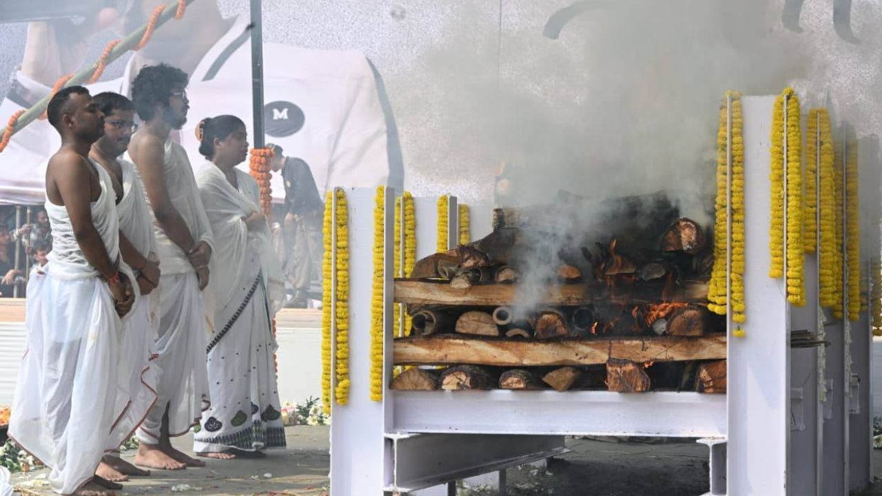অসমীয়াৰ নিঠৰুৱা কৰি মায়াৰ সংসাৰ ত্যাগ কৰিলে জুবিন গাৰ্গে । জুবিন গাৰ্গৰ বিদায় পৰত সকলোকে একেলগে গালে 'মায়াবিনী ৰাতিৰ বুকুত..'। প্ৰাণৰ শিল্পীগৰাকীক শেষবাৰৰ বাবে সাষ্টাংগে প্ৰণাম কৰিলে লাখ লাখ অনুৰাগীয়ে।