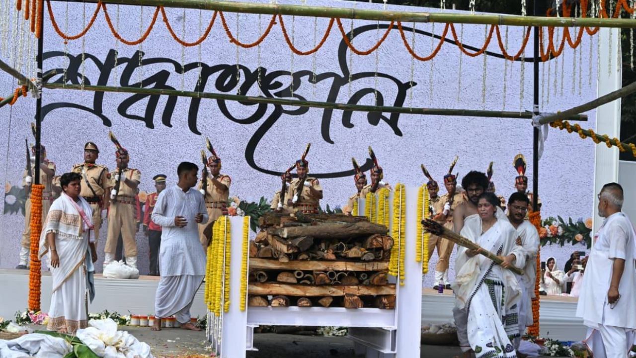 আজি সোণাপুৰৰ হাতীমূৰাত শেষকৃত্য সম্পন্ন হয় জুবিন গাৰ্গৰ। ৰাষ্ট্ৰীয় মৰ্যাদাৰে শেষ বিদায় জনায় শিল্পীজনক। ২১ জাঁই তোপধ্বনিৰে শিল্পীজনাক সন্মান জোৱানৰ।