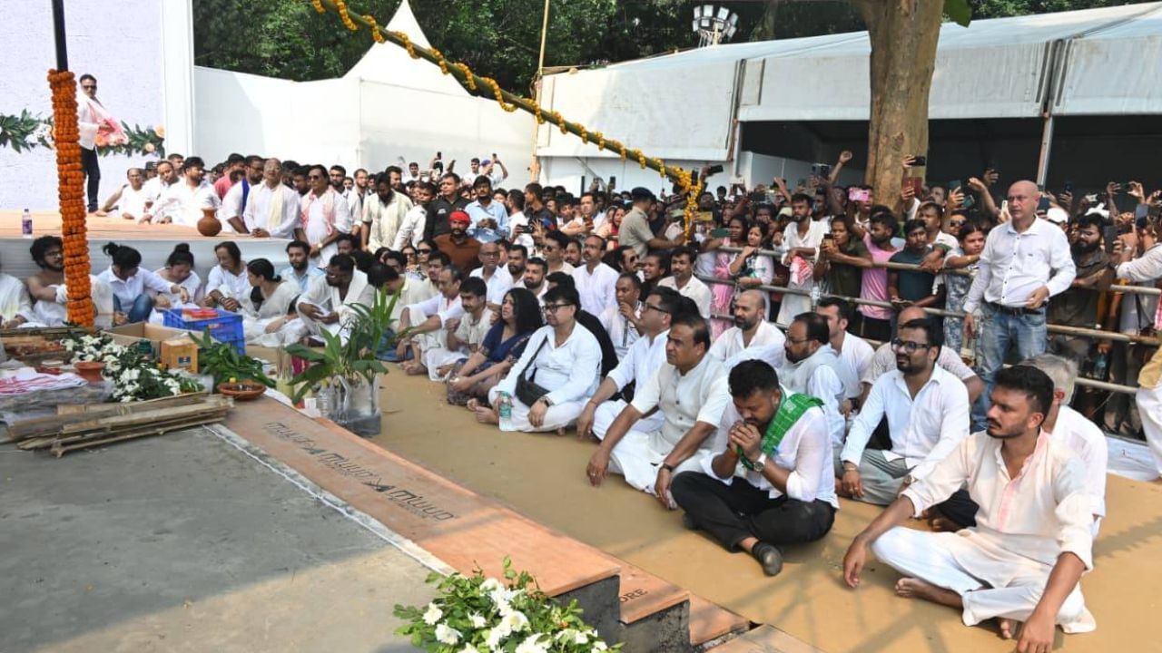 শেষকৃত্যৰ সময়ত এনেদৰে কান্দি কান্দি কৰ্তব্য পালন কৰিলে আৰক্ষী বিষয়াই। জুবিনবিহীন অসম এখন কল্পনাই কৰিব নোৱাৰে অসমীয়াই।