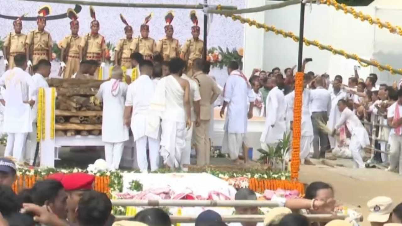 এই মায়াৰ ধৰাত অসমীয়াৰ মন ৰিঙা ৰিঙা কৰি শান্তিৰ সৰগলৈ জুবিন গাৰ্গ, চকুৰ লোটকেৰে বিদায় জনালে পৰিয়াল আৰু অনুৰাগীয়ে