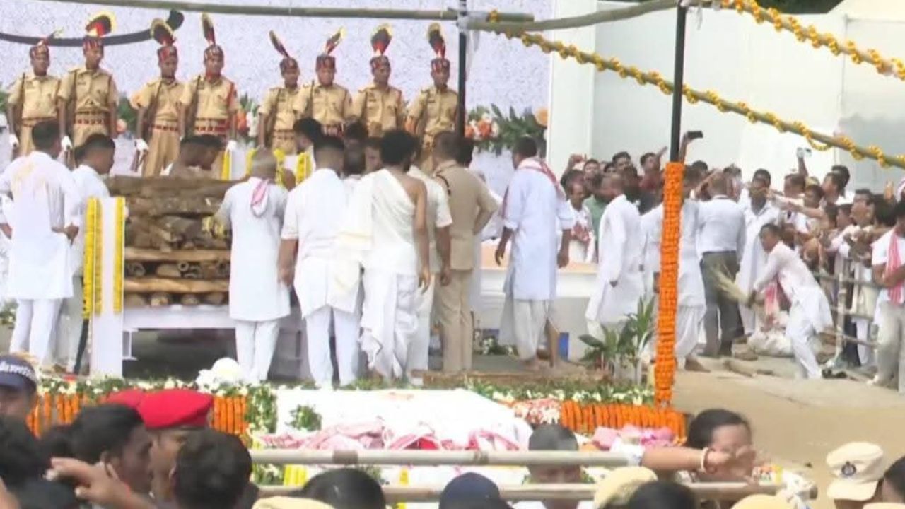 এই মায়াৰ ধৰাত অসমীয়াৰ মন ৰিঙা ৰিঙা কৰি শান্তিৰ সৰগলৈ জুবিন গাৰ্গ, চকুৰ লোটকেৰে বিদায় জনালে পৰিয়াল আৰু অনুৰাগীয়ে