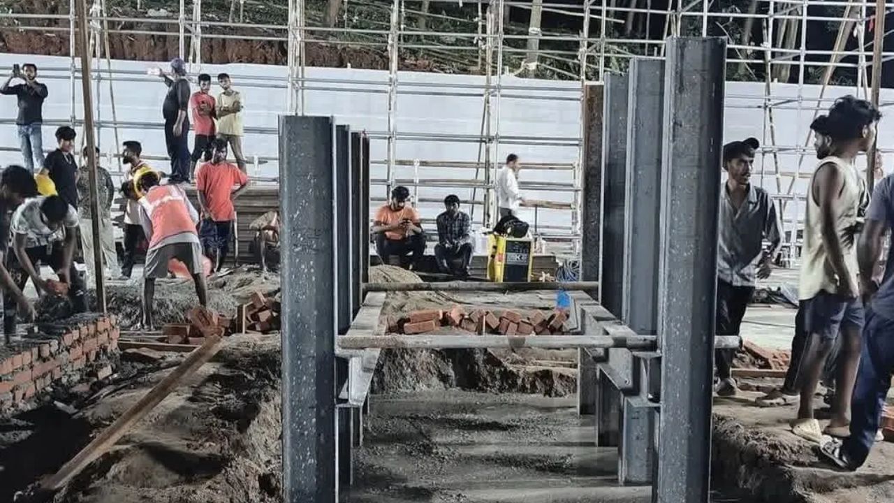 ৰাজ্যজুৰি উত্থাপন হোৱা দাবীৰ পিছত আজি পুনৰ জুবিন গাৰ্গৰ দেহৰ মৰণোত্তৰ পৰীক্ষা সম্পন্ন হৈছে। GMCHত মৰণোত্তৰ পৰীক্ষাৰ পিছতে পুনৰ তেওঁৰ মৃতদেহ সৰুসজাইলৈ লৈ যোৱা হ’ব। ইয়াৰ পিছতে জুবিন গাৰ্গক সসন্মানেৰে লৈ যোৱা হ’ব তেওঁৰ অন্তিম জিৰণিস্থল সোণাপুৰৰ কমাৰকুছিলৈ।