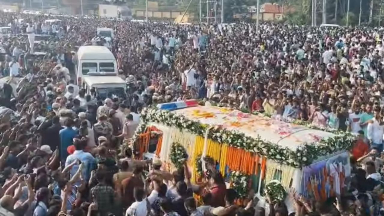 কোনেও কাহানিও দেখা নাছিল এনে এক পৰিৱেশ। হয়তো কল্পনা কৰা নাছিল। শত-সহস্ৰজনৰ মাজেৰে আগবাঢ়িছে জুবিনৰ শেষ যাত্ৰা।
