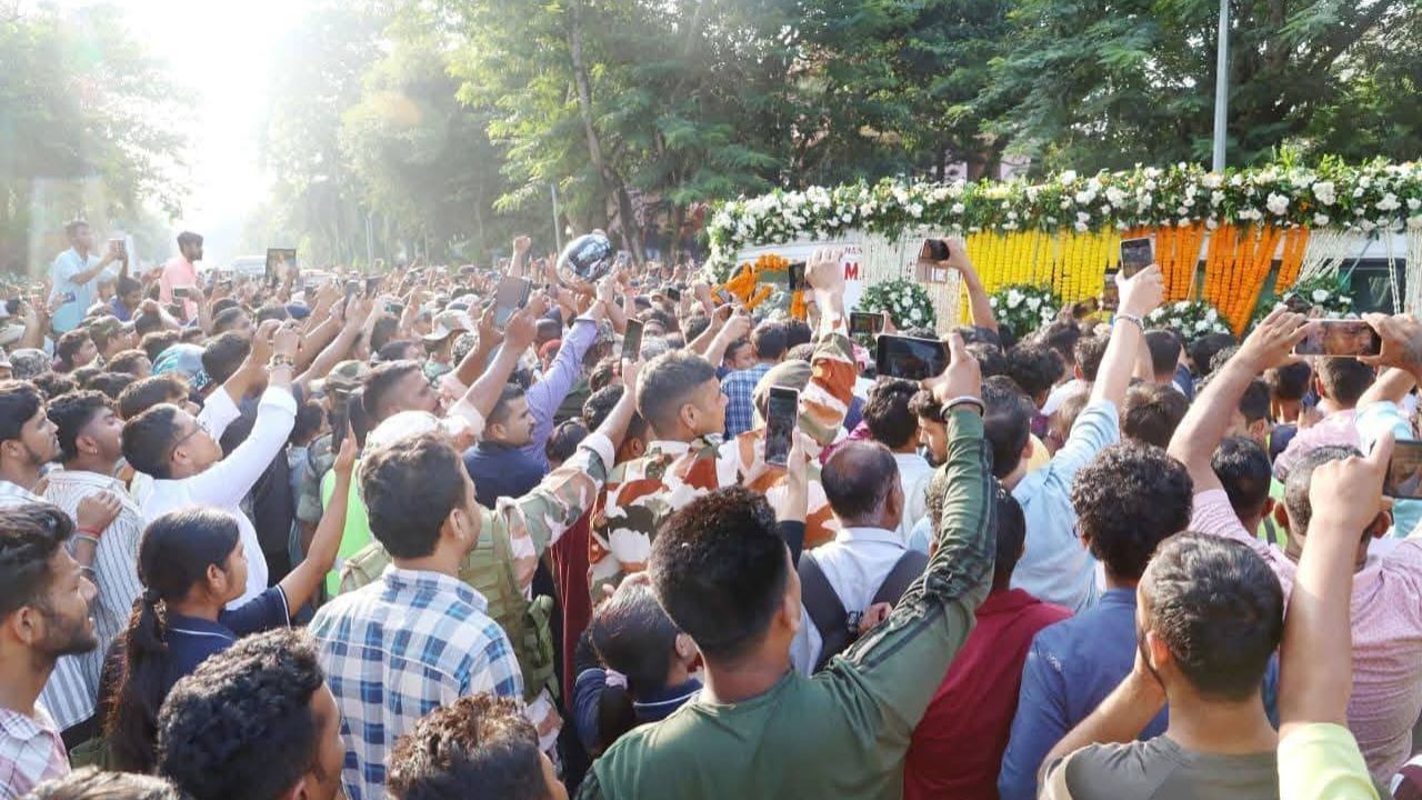 হেজাৰজনক জীয়াই থাকিবলৈ শিকোৱা মানুহজন আজি শুই পৰিছে। আৰু কেতিয়াও নাভাগে সেই টোপনি।