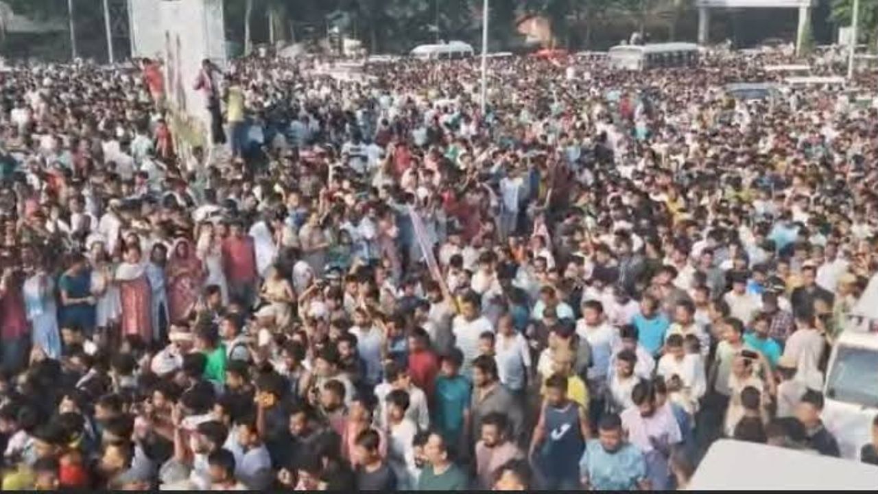 এখন পুষ্পসজ্জিত বাহনেৰে জুবিন গাৰ্গক লৈ যোৱা হৈছে কাহিলীপাৰা বাসগৃহলৈ। সকলো ফালে জনসমুদ্ৰ, কেতিয়াও নেদেখা এক অভাৱনীয় দৃশ্য। আচলতে জুবিন গাৰ্গ সেইজনে মানুহ।