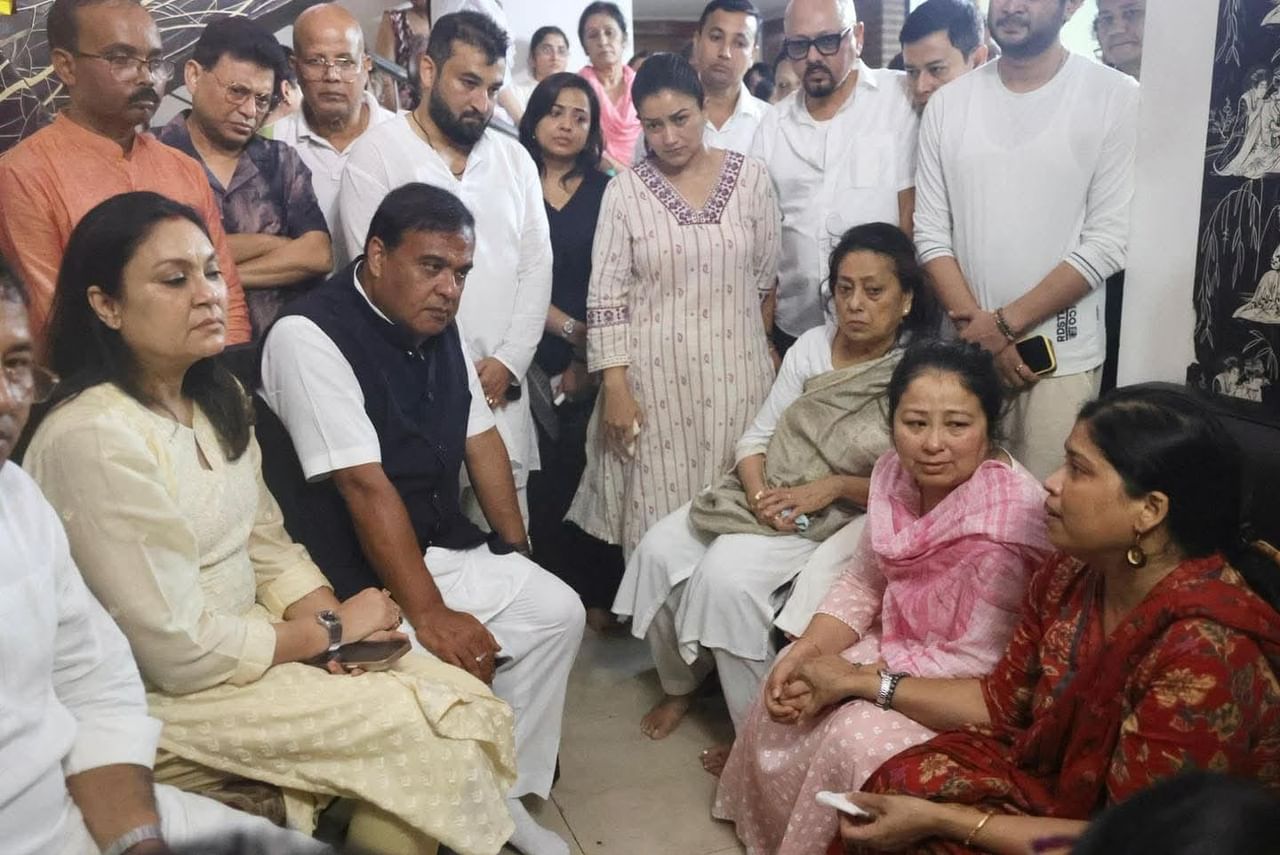 শোকত ভাঙি পৰিছে জুবিনৰ পৰিয়াল। জুবিন গাৰ্গৰ কাহিলীপাৰাৰ বাসভৱনত নিশা একাংশ জুবিন অনুৰাগীয়ে ভিৰ কৰিছে আৰু পত্নী গৰিমা শইকীয়া গাৰ্গক সান্তনা দিছে। নিশা পত্নীসহ মুখ্যমন্ত্ৰী হিমন্ত বিশ্ব শৰ্মায়ো উপস্থিত হয় জুবিনৰ বাসগৃহত।
