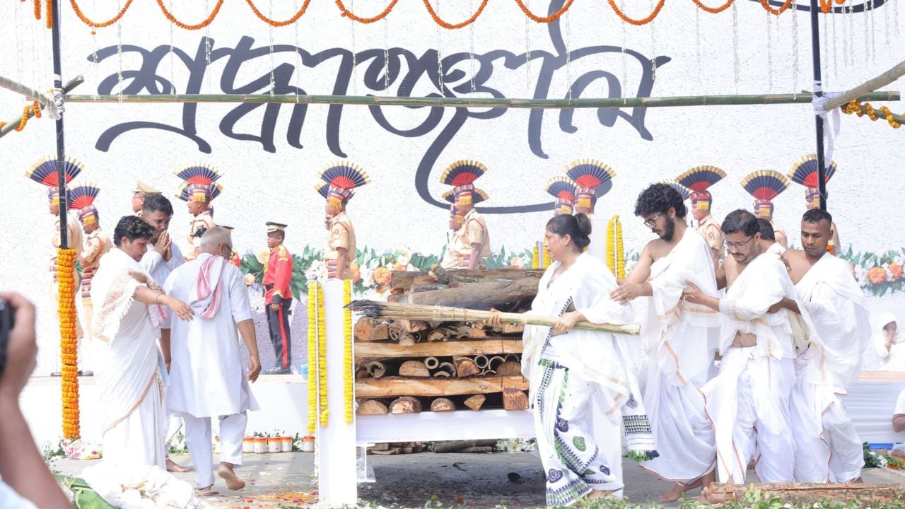 কিন্তু হঠাতে সকলোৰ দৃষ্টি আকৰ্ষণ কৰা অৰুণ গাৰ্গ কোন জানেনে? আজি জুবিন গাৰ্গৰ চিতাত মুখাগ্নি কৰে জুবিনৰ ভগ্নীৰ সৈতে। এই যুৱকজনৰো আছে এটা বিশেষ কাহিনী। মুখ্যমন্ত্ৰী হিমন্ত বিশ্ব শৰ্মাই সকলোকে জনায় জুবিনৰ মহানুভৱতাৰ কথা।