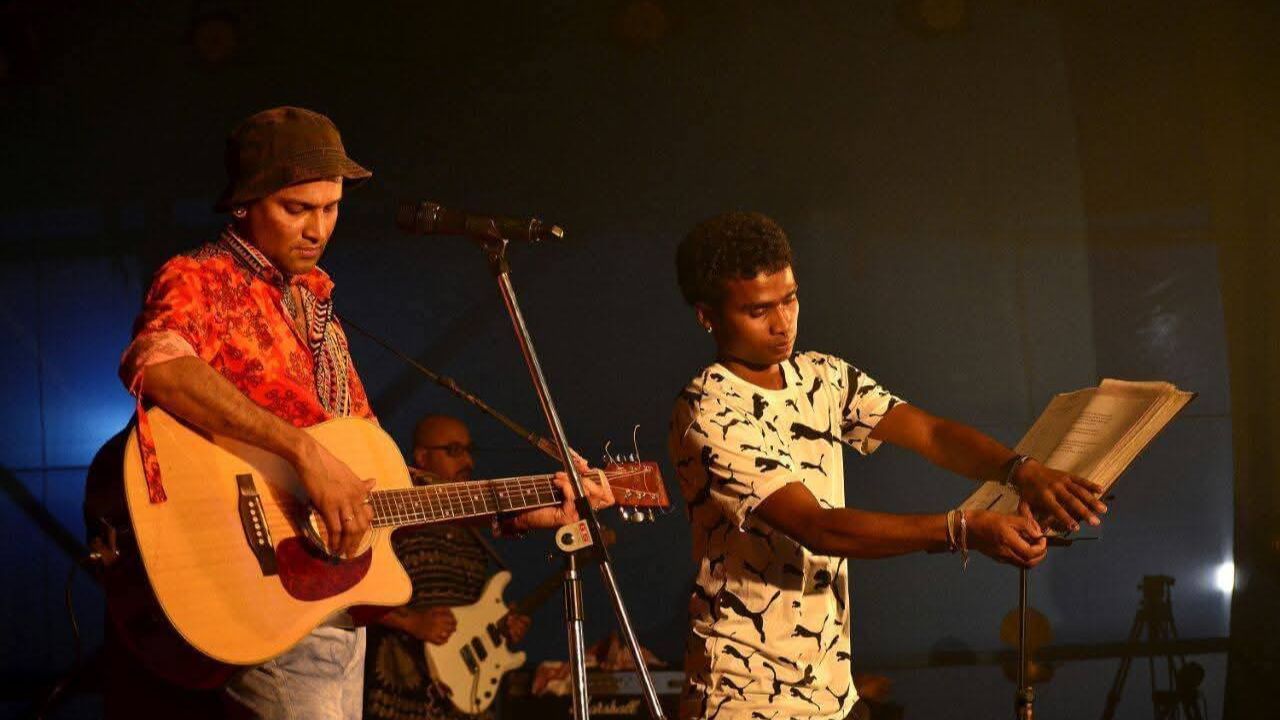 মুখ্যমন্ত্ৰীয়ে কয়, এদিন জুবিনে ল'ৰাটিক লৈ আহিছিল গুৱাহাটীলৈ। জুবিনৰ পৰিয়ালৰ এজন সদস্য হৈ পৰিছিল। কাহিলিপাৰাত একেলগে ৰাখিছিল জুবিন-পৰিয়ালে। জুবিনে অৰুণক কিমান মৰম কৰিছিল সেই 'গাৰ্গ' উপাধিটো উপহাৰ হিচাপে প্ৰদান কৰোঁতেই পৰিস্ফুট হৈছিল। তেওঁ জুবিনৰ এক হিয়াৰ টুকুৰা।