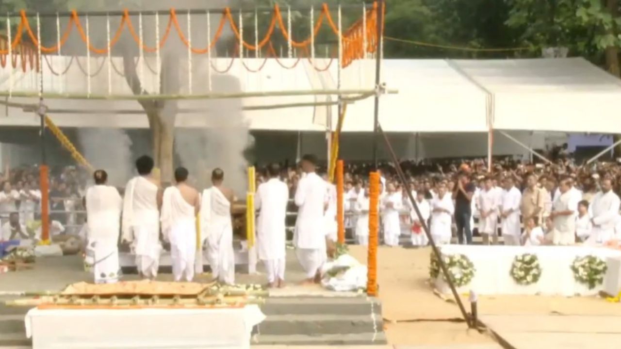 মুখ্যমন্ত্ৰীয়ে কয় সামাজিক মাধ্যমত জনায় যে, আজি জুবিন গাৰ্গৰ মুখাগ্নি কৰাসকলৰ ভিতৰত আছিল এজন যুৱক৷ সেই ল'ৰাটিক জুবিনে দান কৰিছিল এটি নতুন জীৱন, দান কৰিছিল জুবিনৰ উপাধিটোও৷ আদিবাসী চাহ জনগোষ্ঠীৰ ল'ৰাটোৰ নাম আছিল অৰুণ চাচনী৷ এতিয়া তেওঁৰ নাম অৰুণ গাৰ্গ৷