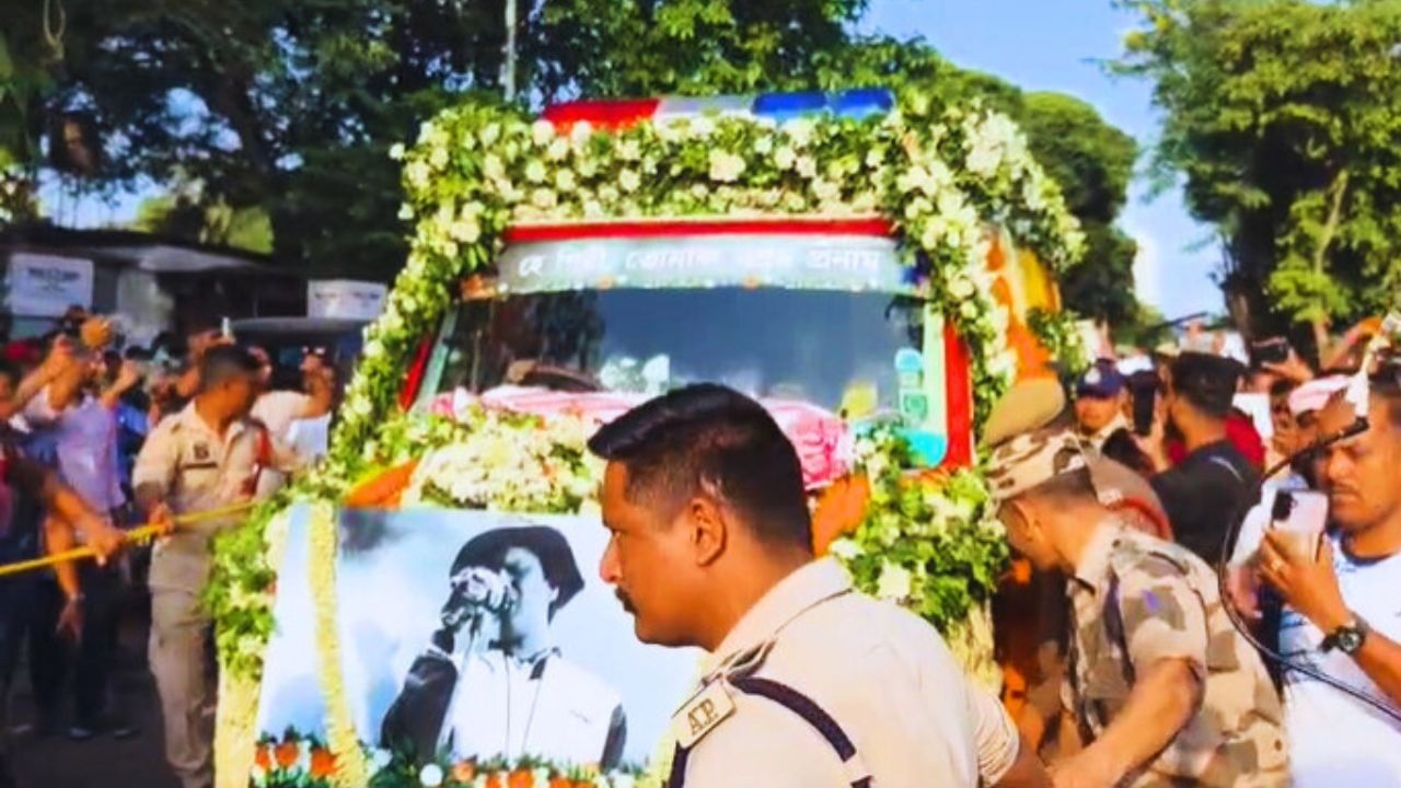 বিদায় জুবিন... কোনেও আশা নকৰা এই দৃশ্য। কেতিয়াও এই সময় পুনৰ ঘূৰি নাহে। গুৱাহাটী বিমান বন্দৰৰ পৰা কাহিলীপাৰাৰ বাসগৃহলৈ অনুৰাগীৰ ভিৰ।