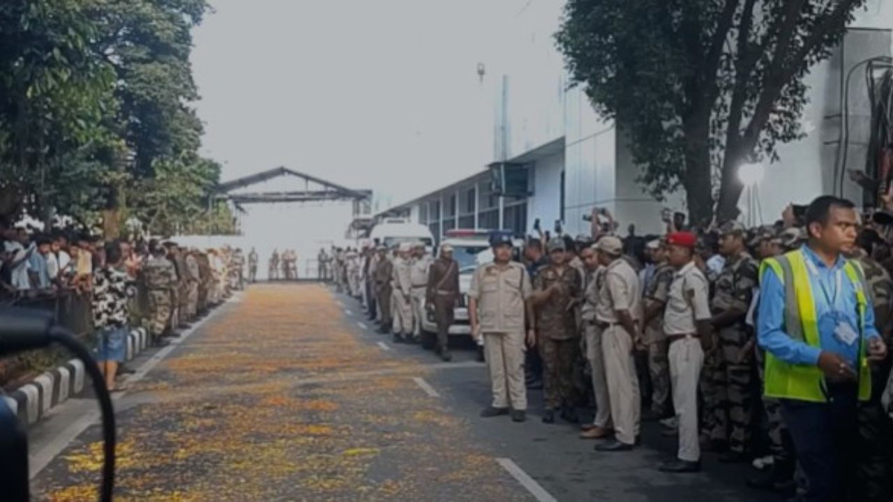 গুৱাহাটীৰ বৰঝাৰ বিমান বন্দৰৰ পৰা স্বগৃহলৈ গৈ নিয়া হৈছে জুবিন গাৰ্গক। ফুলৰ দলিচাৰে আদৰণী জনাইছে সকলোৱে।