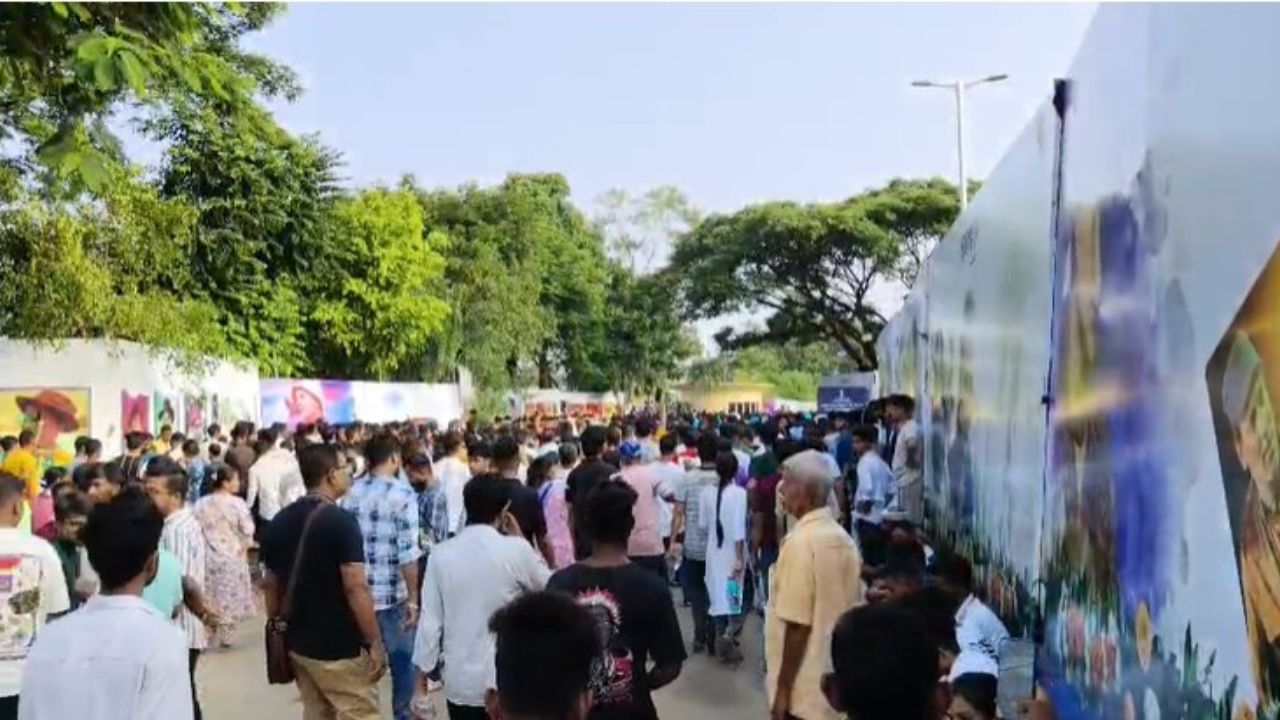 সকলোৱে প্ৰাণৰ প্ৰিয় শিল্পীগৰাকীক চাবলৈ কৰিছে হেতাওপৰা। কাহিলীপাৰাৰ পৰা শিল্পীজনক নিয়া হ'ব সৰুসজাইলৈ, তাত জনাব ৰাজহুৱা শ্ৰদ্ধাঞ্জলি। নিশাৰে পৰা সৰুসজাইলৈ। সন্ধিয়া ৬ বজাত জুবিন গাৰ্গৰ অন্ত্যেষ্টিক্ৰিয়াৰ স্থান নিৰ্ধাৰণ কৰিবলৈ এখন কেবিনেট বৈঠক অনুষ্ঠিত কৰা হ'ব বুলি জনাই মুখ্যমন্ত্ৰীয়ে।