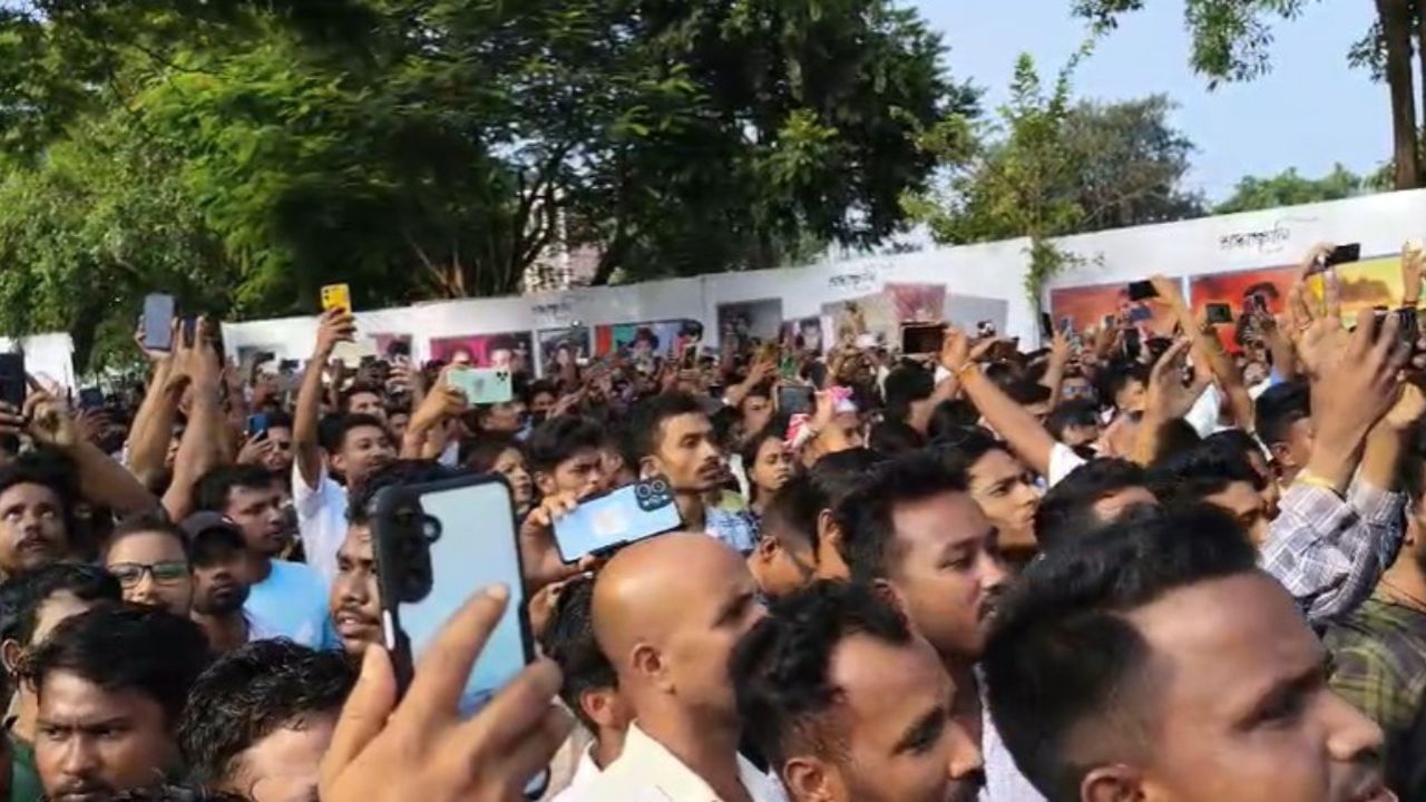 ইফালে যাত্ৰা পথত হাজাৰ হাজাৰ অনুৰাগীয়ে দিছে শিল্পীজনক মৰম। ৰাস্তাৰ দুয়োপাৰে কেৱল মানুহ আৰু মানুহ। সকলোৱে স্মৃতি হিচাপে জুবিনৰ একপি ফটো তুলিব বিচাৰিছে।
