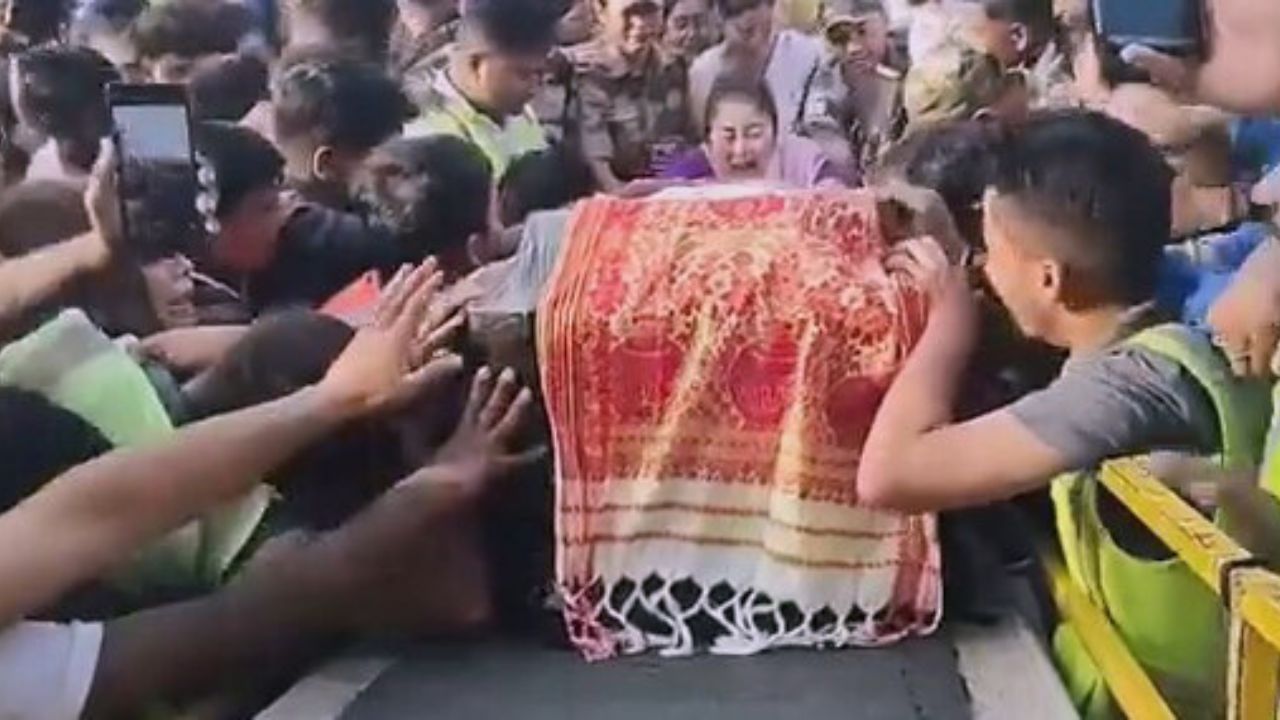 মায়াবিনী গানেৰে সকলোৱে শেষ শ্ৰদ্ধাঞ্জলি জনাবলৈ সাজু কিংবদন্তিক। ইফালে স্বামী জুবিন গাৰ্গক হেৰুৱাৰ বিয়োগত কান্দোনত ভাগি পৰিছে গৰিমা শইকীয়া গাৰ্গ।