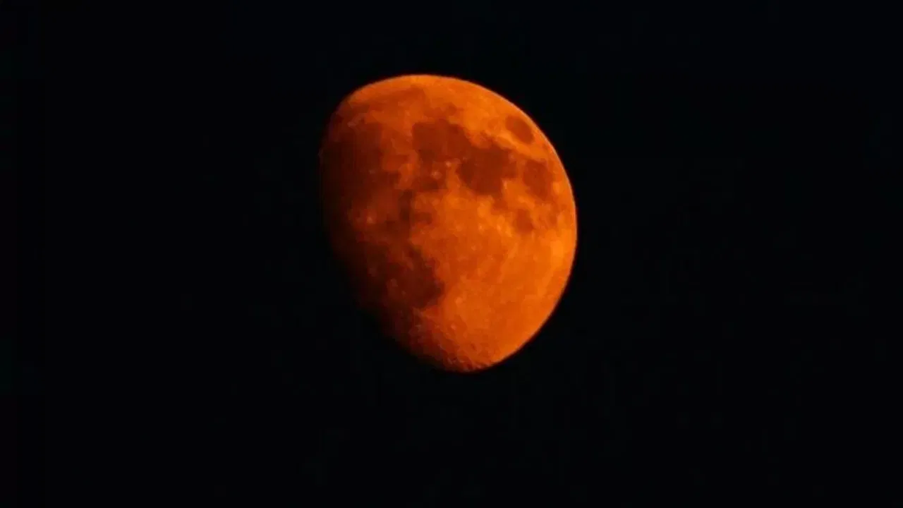 মানুহে চন্দ্ৰগ্ৰহণৰ বাবে যিমানেই অপেক্ষা কৰি আছিল, ৰক্ত চন্দ্ৰ চাবলৈও সমানেই আগ্ৰহেৰে অপেক্ষা কৰিছিল। সমগ্ৰ দেশতে নিশা ১১:০১ বজাৰ পৰা ১২:২৩ বজালৈ মানুহে এই দৃশ্য উপভোগ কৰে। এনেদৰে প্ৰায় ৮২ মিনিট ধৰি আকাশত ‘ব্লাড মুন’ দেখা গৈছিল।