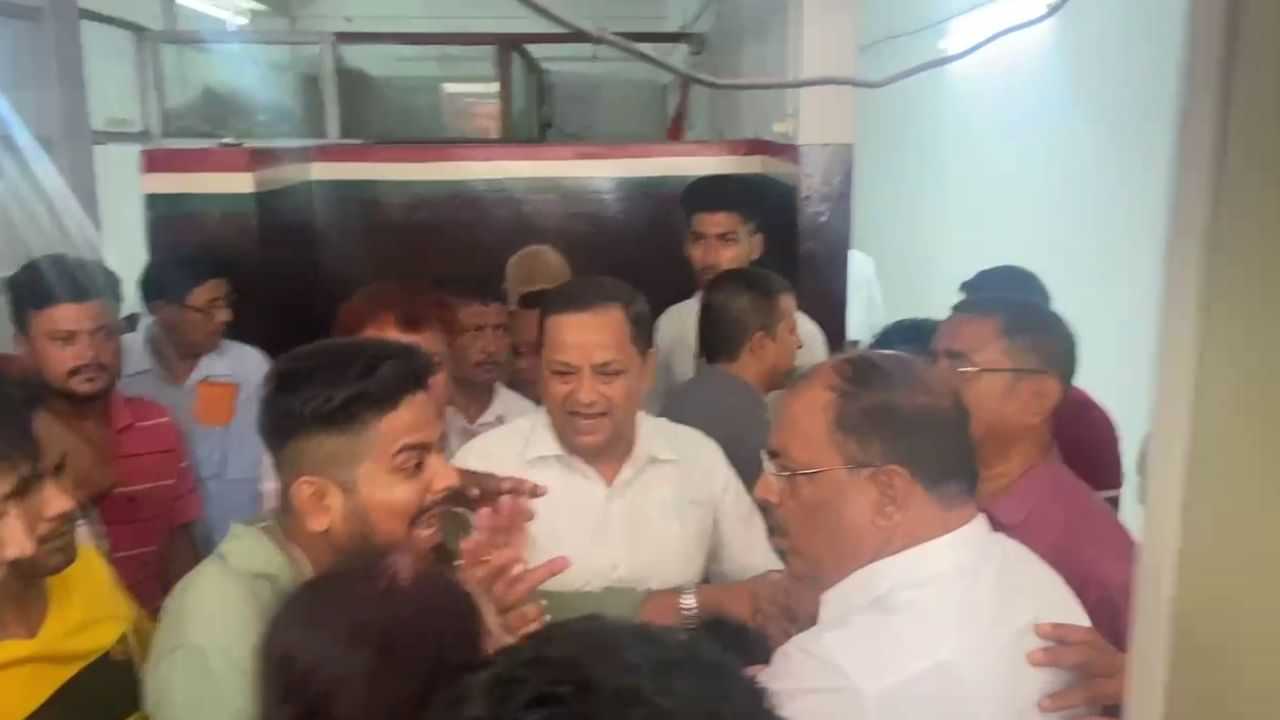 কম হোৱা নাই অন্তৰ্কন্দল! ৰাজীৱ ভৱনত উত্তপ্ত পৰিস্থিতি, কংগ্ৰেছীৰ মাজত হতাহতি... কম হোৱা নাই অন্তৰ্কন্দল! ৰাজীৱ ভৱনত উত্তপ্ত পৰিস্থিতি, কংগ্ৰেছীৰ মাজত হতাহতি...