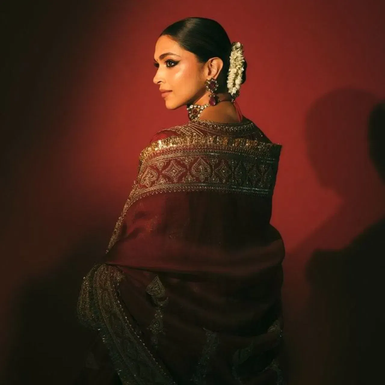 বলীউডৰ অভিনেত্ৰীসকল নিজৰ ফেশ্বনকলৈ সদায় সচেতন। এই বিশেষ দিনকেইটাত পৰম্পৰাগত সাজ-পোছাকৰ সৈতে দীপিকাৰ দৰে হেয়াৰষ্টাইল কৰিব পাৰে।