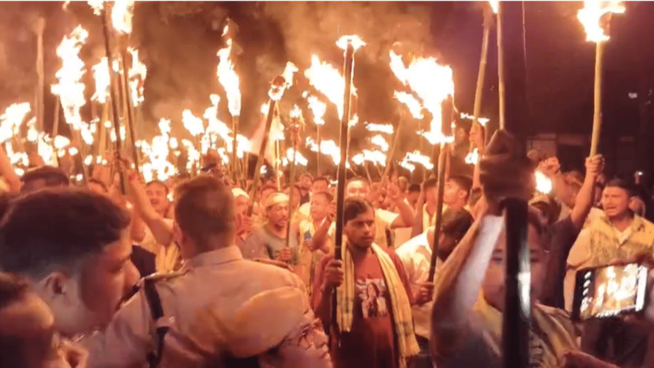 ধুবুৰীত কোচ ৰাজবংশী প্ৰতিবাদকাৰীৰ ওপৰত বৰ্বৰ আক্ৰমণ আৰক্ষী, CRPF জোৱানৰ, উপস্থিত মন্ত্ৰী জয়ন্ত মল্ল বৰুৱা... ধুবুৰীত কোচ ৰাজবংশী প্ৰতিবাদকাৰীৰ ওপৰত বৰ্বৰ আক্ৰমণ আৰক্ষী, CRPF জোৱানৰ, উপস্থিত মন্ত্ৰী জয়ন্ত মল্ল বৰুৱা...