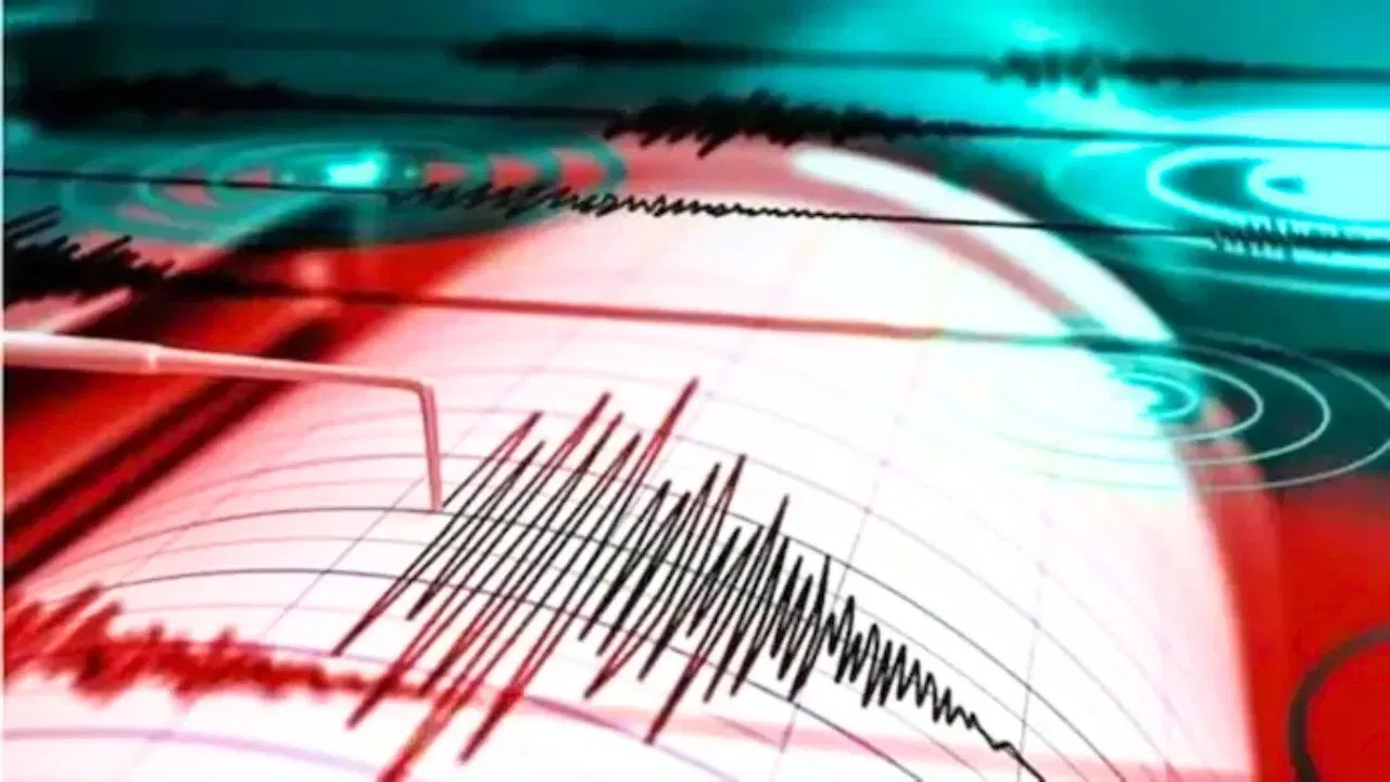 বাংলাদেশৰ ৰাজধানী ঢাকাত এই তীব্ৰ ভূমিকম্পৰ সৃষ্টি হৈছে। শুকুৰবাৰে পুৱা ঢাকা আৰু ইয়াৰ আশে-পাশে থকা অঞ্চলত হঠাৎ প্ৰচণ্ড ভূমিকম্পৰ সৃষ্টি হয়। বাংলাদেশৰ ভূমিকম্পই ভাৰতৰ পশ্চিম বংগৰ অঞ্চলকো কঁপাই তুলিছে। এই ভূমিকম্পৰ পিছত ৰাইজৰ মাজত আতংকৰ সৃষ্টি হৈছে। ঘৰৰ পৰা মানুহ ওলাই আহিল। ইয়াৰ কেইঘণ্টামান আগতে ভাৰতৰ চুবুৰীয়া ৰাষ্ট্ৰ পাকিস্তানতো ভূমিকম্পৰ সৃষ্টি হৈছিল।