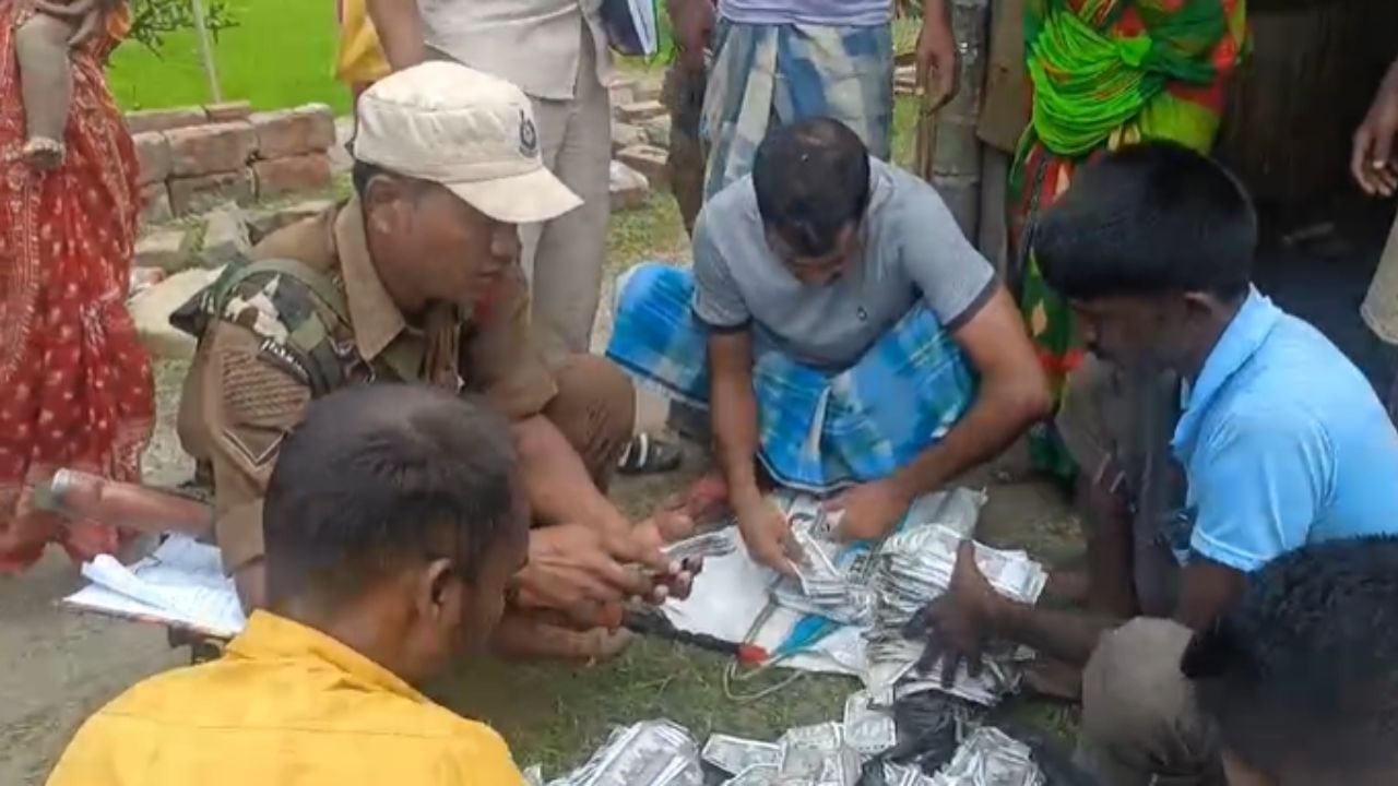 নৈত টকাৰ এনে উজান উঠা দেখি আচৰিত হৈ পৰে স্থানীয় লোকসকল। উজান উঠাক লৈ হাহাকাৰ। জানিব পৰা মতে এটা পলিথিনৰ ভিতৰত সোমোৱাই থোৱা টকাৰ বাণ্ডিলখিনি শিয়ালমাৰী চৰৰ নৈত উটি আহিছিল।
