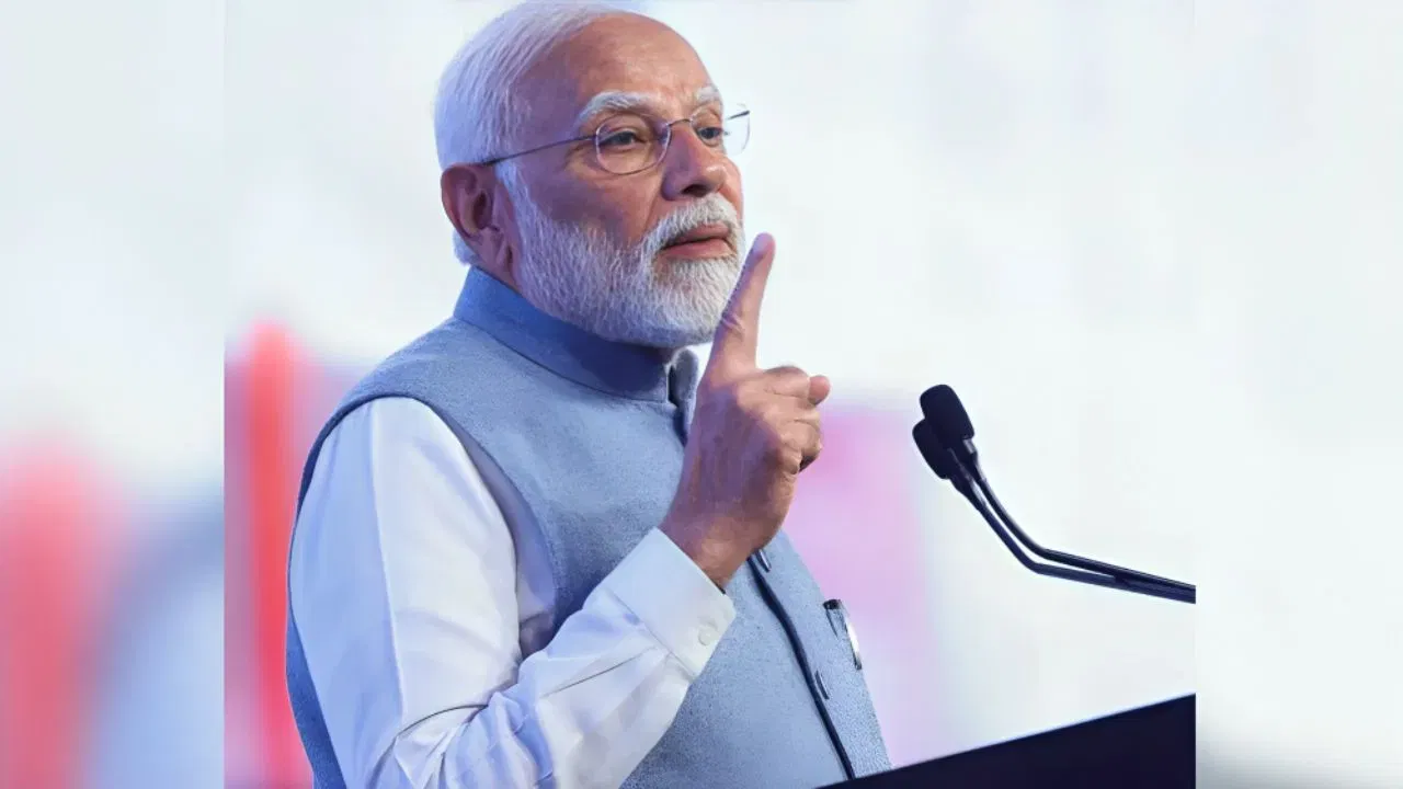 বলীউডে মোদীৰ কঠোৰ পৰিশ্ৰমৰ প্ৰতি শ্ৰদ্ধাঞ্জলি জনাই তেওঁৰ সংগ্ৰামৰ ওপৰত অসংখ্য ছবি আৰু ছিৰিজ নিৰ্মাণ কৰি তেওঁৰ সংগ্ৰামক প্ৰদৰ্শন কৰি সকলোকে অনুপ্ৰাণিত কৰিছে। সেই ছবি আৰু ধাৰাবাহিকবোৰৰ বিষয়ে জানো আহক।
