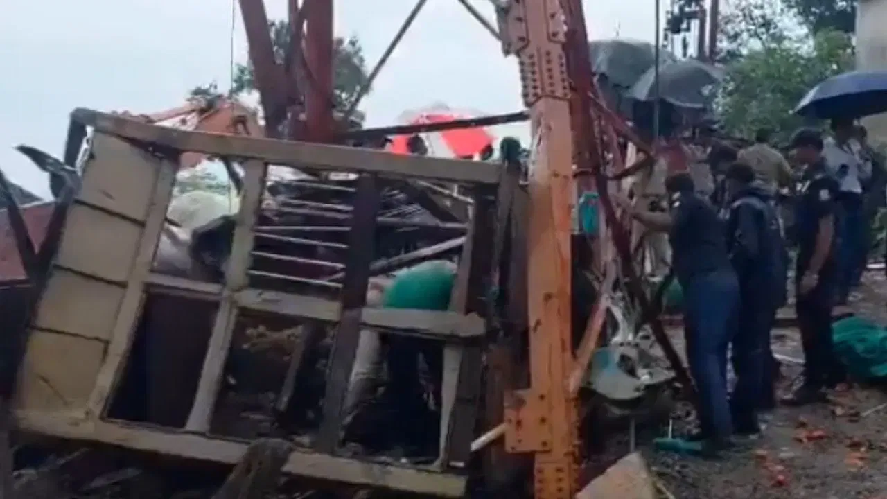শোকাৱহ ঘটনা! পাহাৰত নিৰ্মিত ৰ’পৱে ভাঙি ৬ জনৰ মৃত্যু, আহত বহু… শোকাৱহ ঘটনা! পাহাৰত নিৰ্মিত ৰ’পৱে ভাঙি ৬ জনৰ মৃত্যু, আহত বহু…