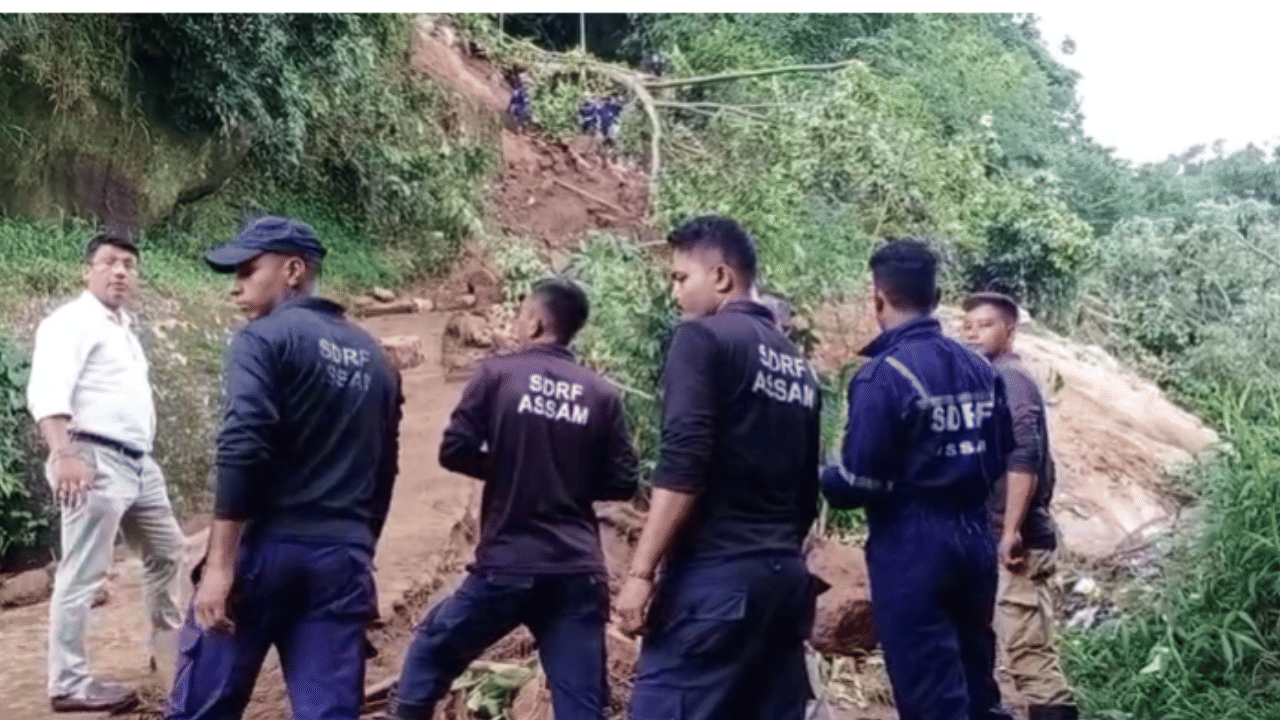 উল্লেখ্য যে, যোৱা কেইটামান দিন মহানগৰীত বৰষুণ হৈ আছে। তাৰ মাজতে কালি ৰিখটাৰ স্কেলত ৫.৮ প্ৰাৱল্যৰ ভূমিকম্পই জোকাৰি যায় সমগ্ৰ অসম। ইয়াৰ পাছতে আজি ভূমিস্খলনৰ ঘটনাত মহিলাগৰাকী সন্ধানহীন হয়।