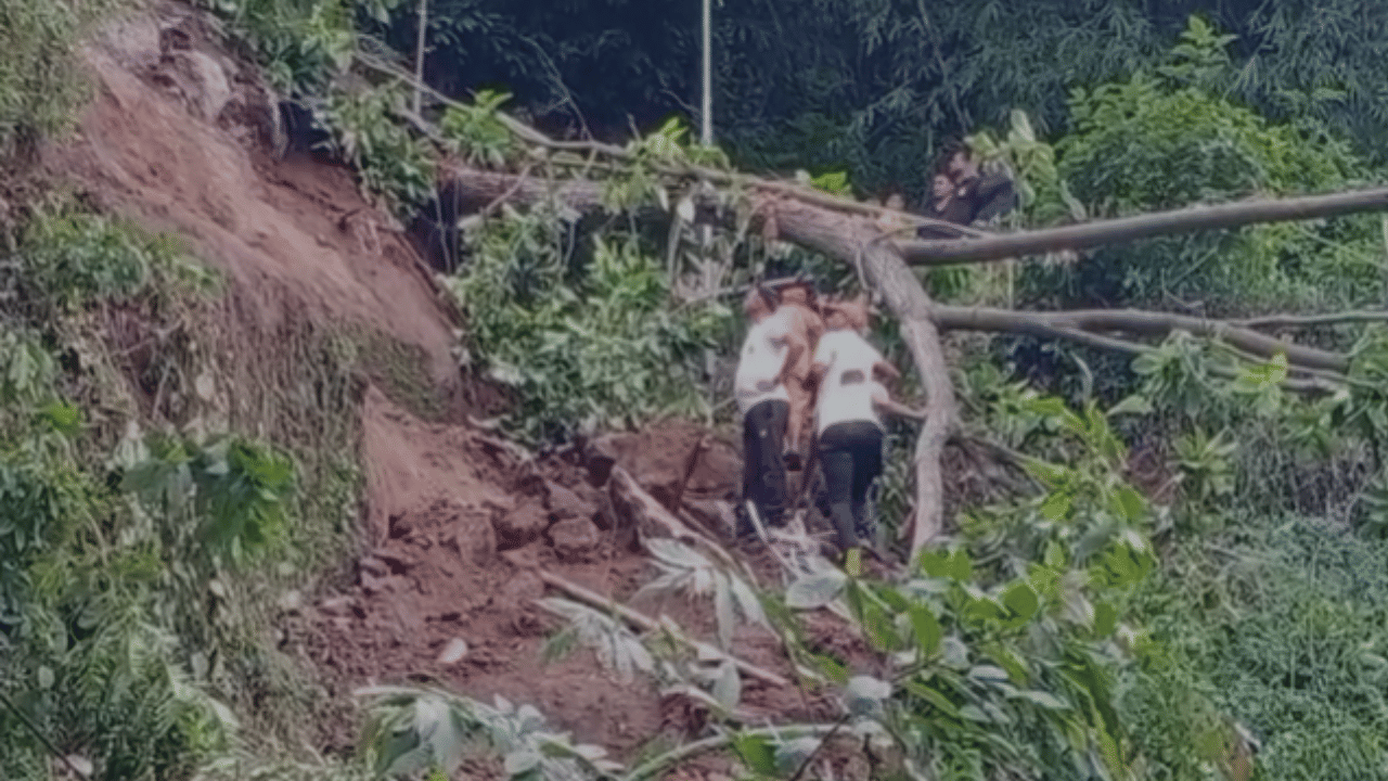 এফালে বৰষুণ আনফালে ভূমিস্খলনৰ ঘটনা। সোমবাৰে গুৱাহাটী মহানগৰীত পুনৰ সংঘটিত হৈছে ভূমিস্খলনৰ ঘটনা। য'ত এগৰাকী মহিলা বৰ্তমান পৰ্যন্ত সন্ধানহীন হৈ আছে। এই ঘটনাই অঞ্চলটোত তীব্ৰ চাঞ্চল্যৰ সৃষ্টি কৰিছে।