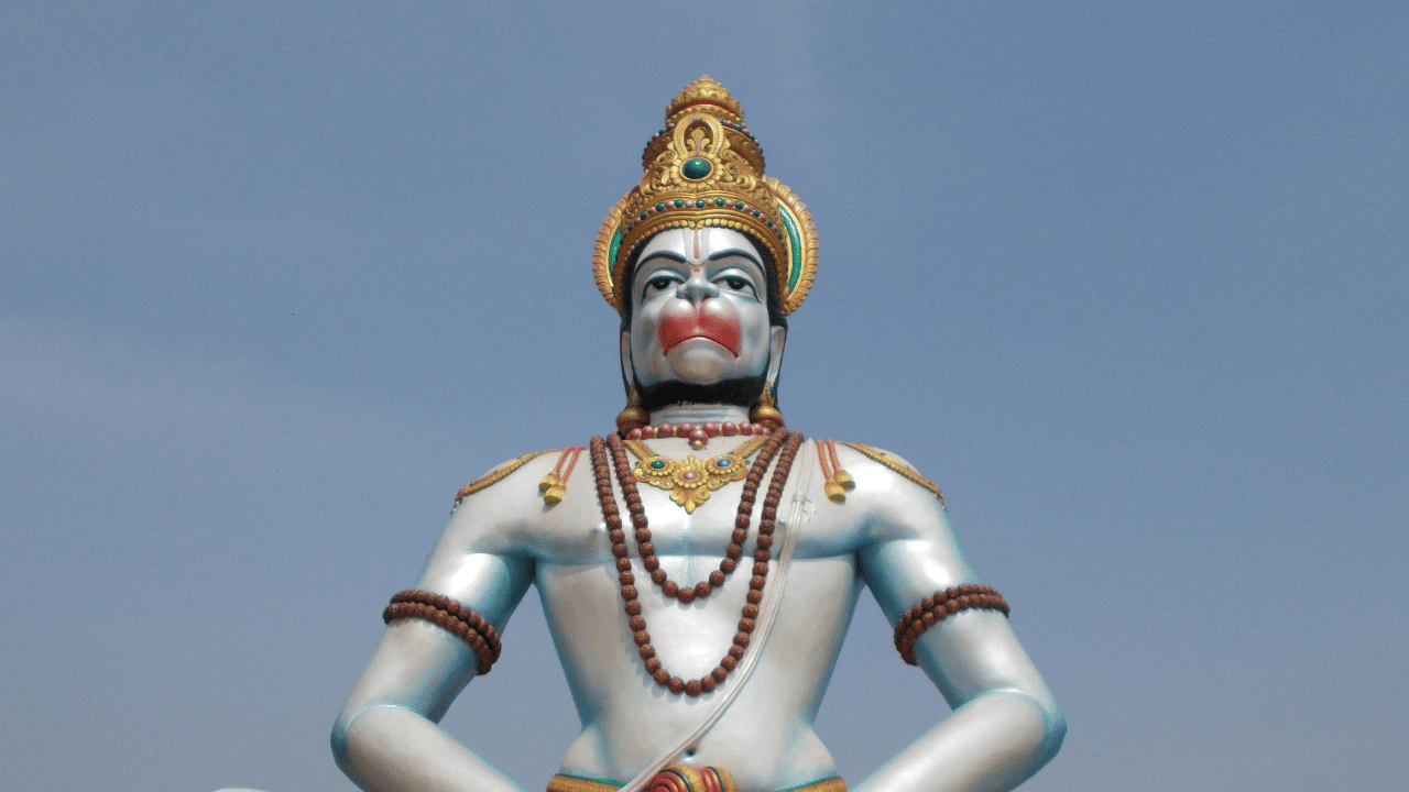 এই দিনটোত মংগল দোষ আঁতৰ কৰিবলৈ হনুমানৰ মূৰ্তিত ৰ মূৰ্তিত জেচমিন তেল আৰু সেন্দূৰ অৰ্পন কৰক। লগতে " ওমঃ নমোঃ ভাগৱতে হনুমতে নম" মন্ত্ৰ জপ কৰক। হনুমান চালিছা পাঠ কৰিব পাৰে। নতুন কামৰ আৰম্ভণিত হনুমানক স্মৰণ কৰক। ৰঙা মচুৰ দাইল দান কৰক।