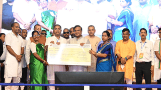 পাথাৰকান্দিত মুখ্যমন্ত্ৰী, ১৬,০০০ ৰো অধিক মহিলাই লাভ কৰিলে ১০,০০০ টকাৰ চেক…