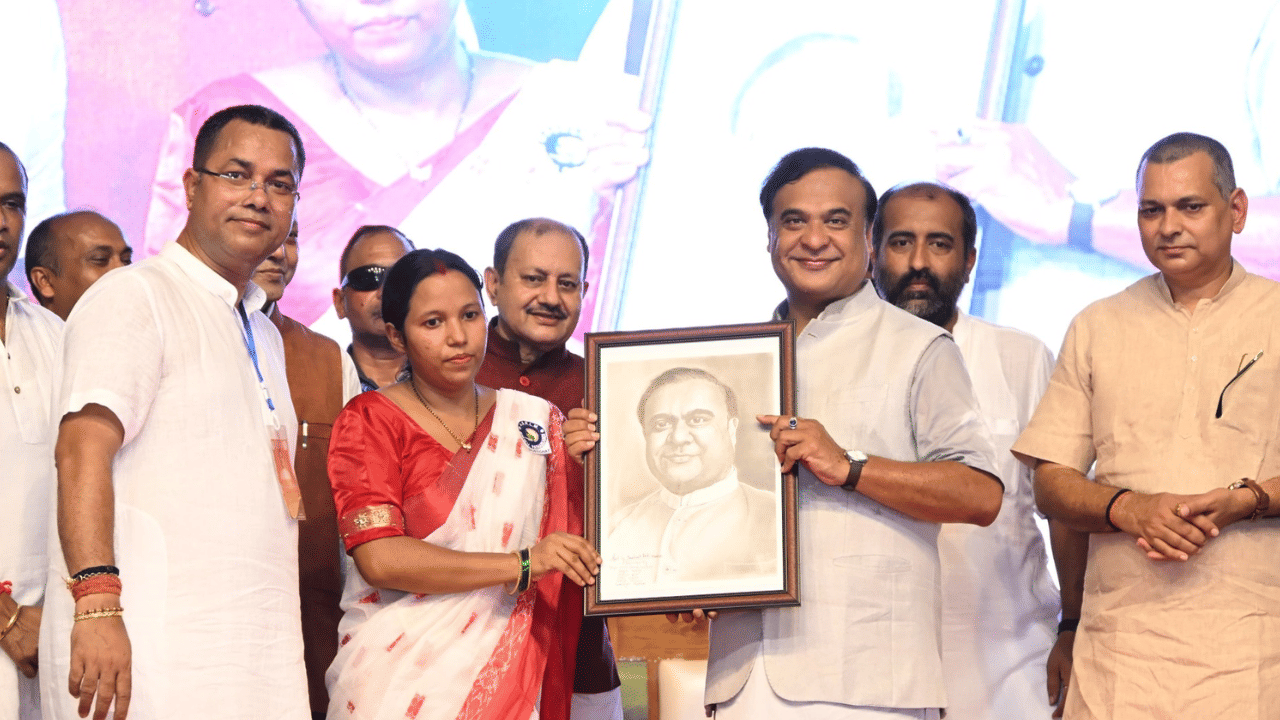 ইতিমধ্যে কেইবাখনো জিলাত মহিলা উদ্যমিতা অভিযানৰ ধন লাভ কৰিছে মহিলাসকলে। এই ধন সু-ব্যৱহাৰ কৰিব পাৰিলে মহিলাসকলে পাছৰ পৰ্যায়ত ২৫,০০০ টকা লাভ কৰিব। এনেকৈ মুঠ ৮৫,০০০ টকা প্ৰদান কৰিব।